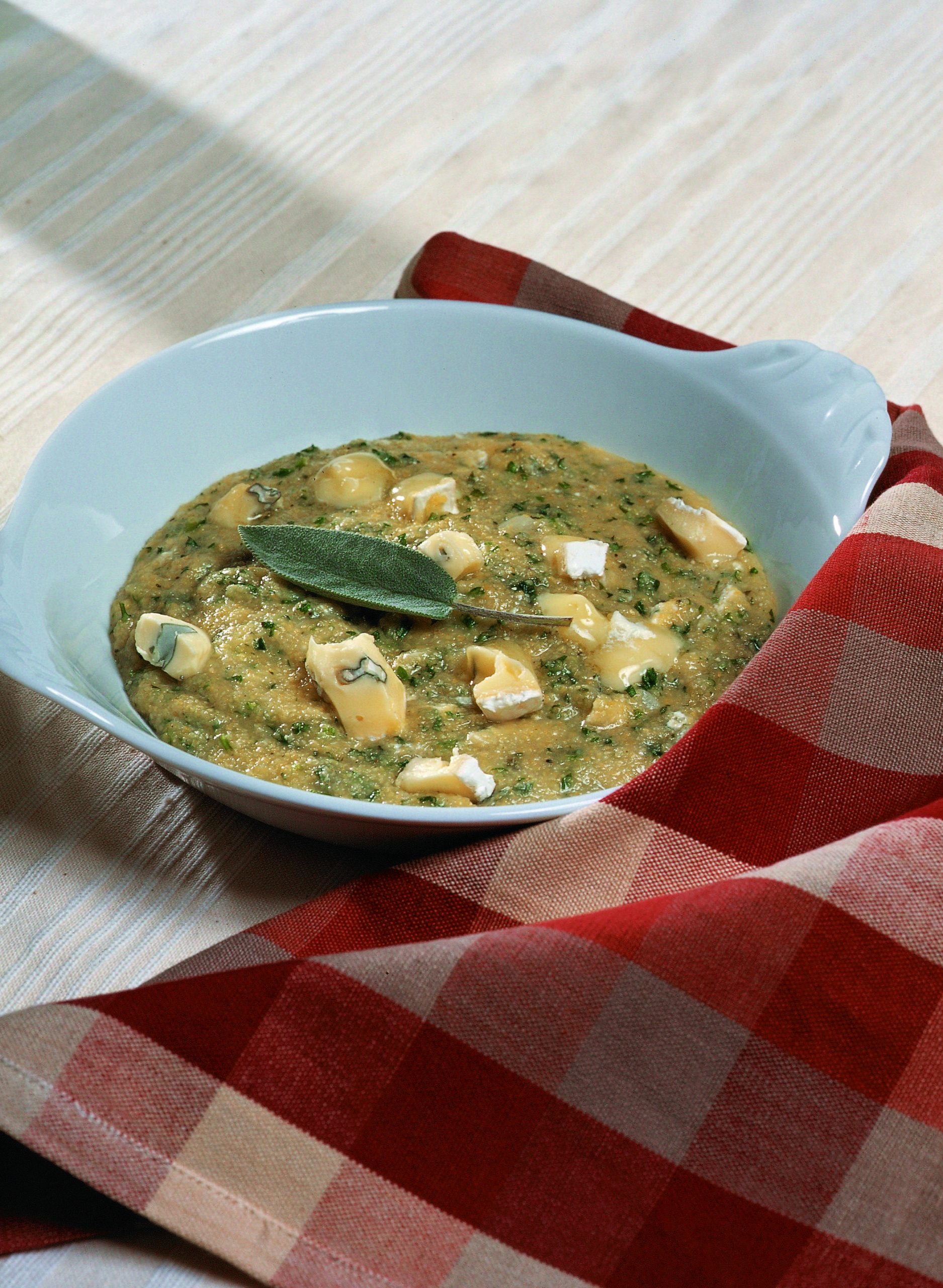 Cremige Polenta mit Blauschimmelkäse und Salbei