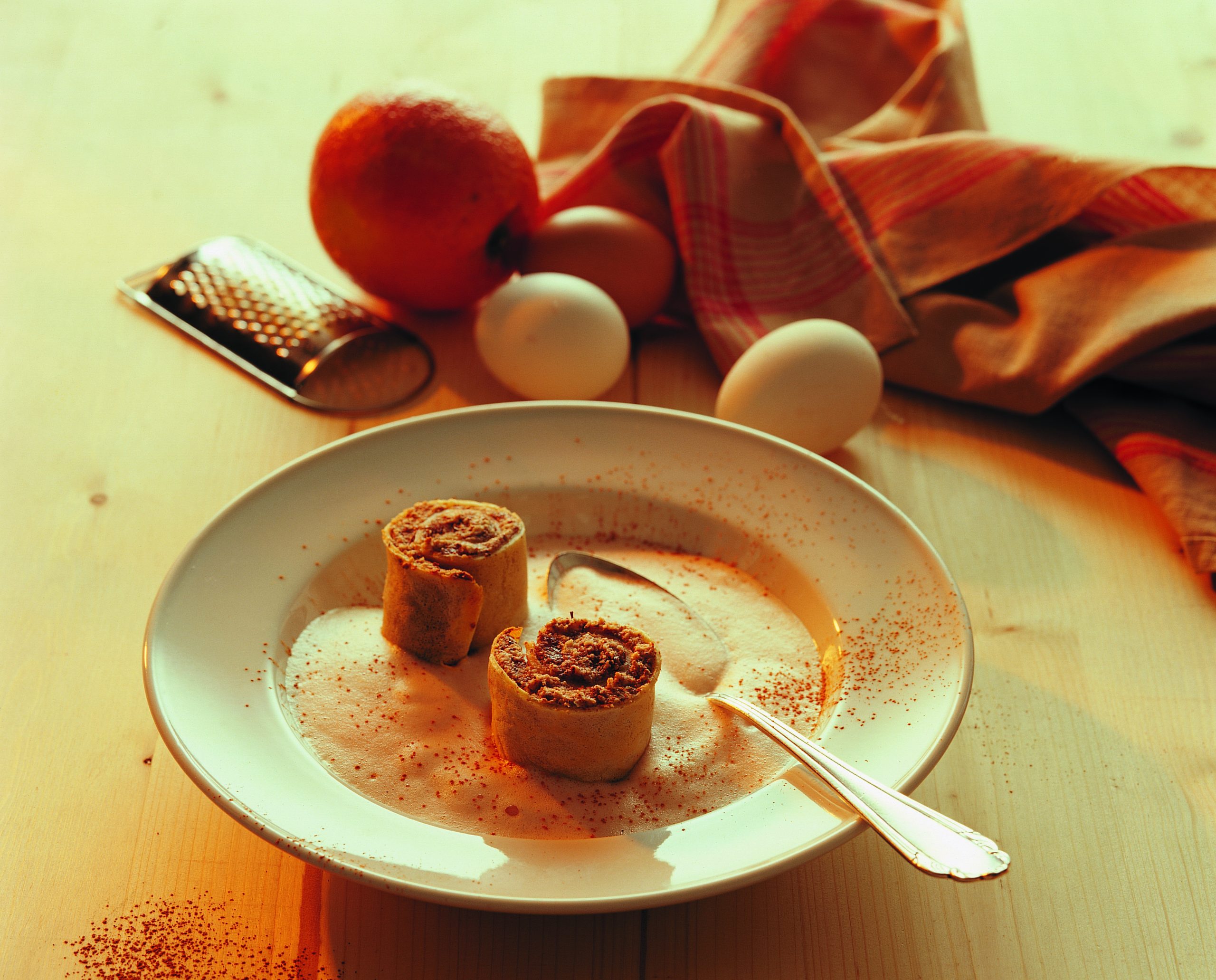 Crêpe-Schnecken mit Orangenschaum