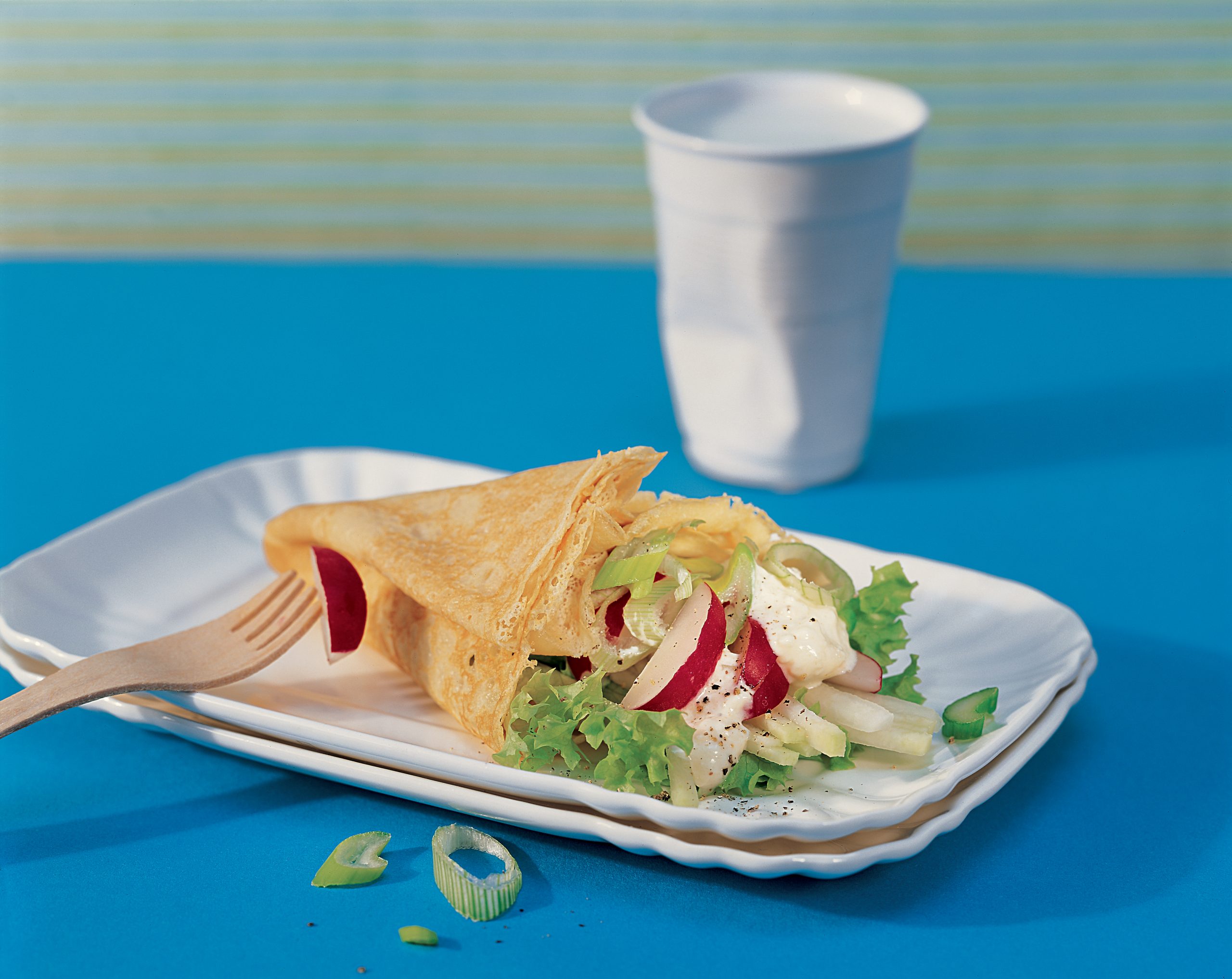 Crêpes garnies de salade de colrave et de radis