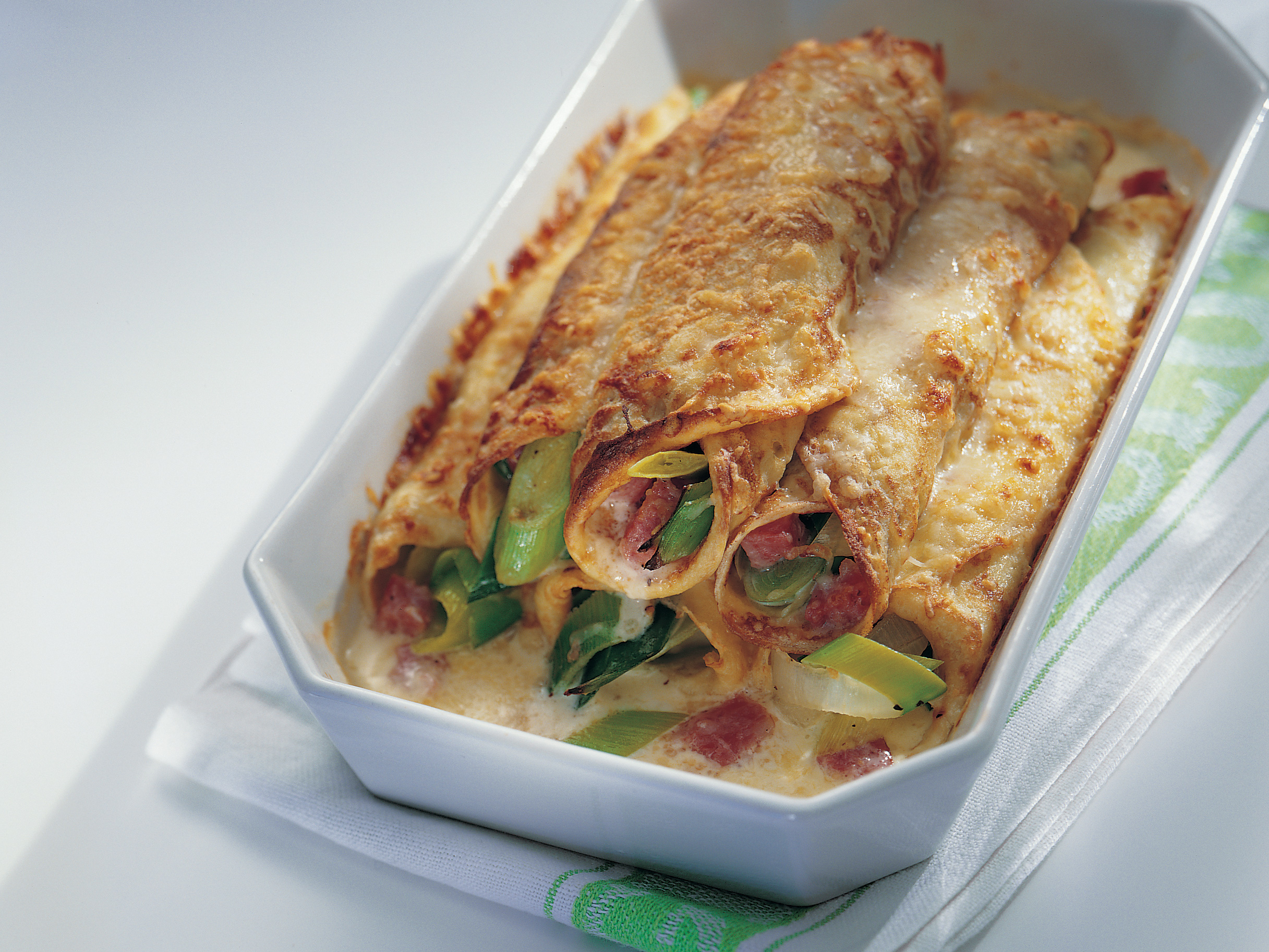 Crêpes fourrées aux poireaux et aux saucisses