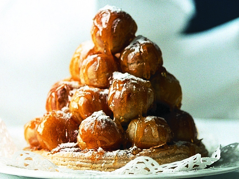 Croquembouche mit Honig-Wein-Füllung