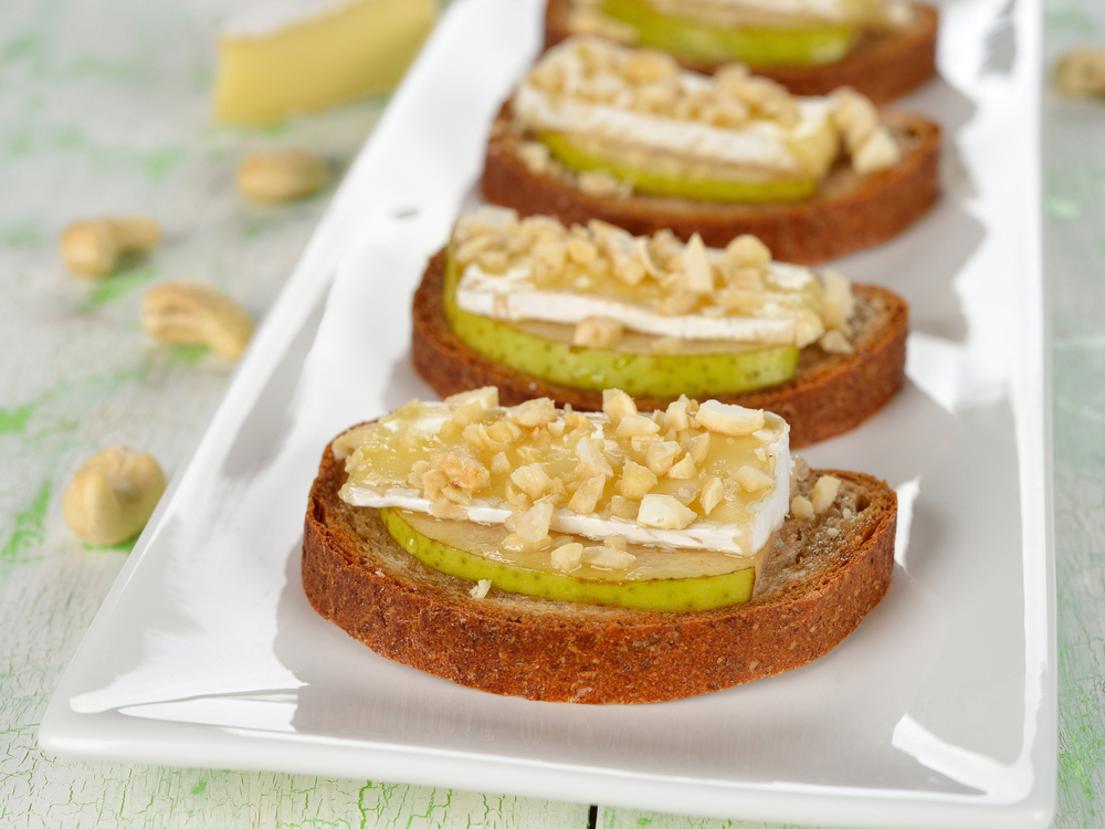 Crostini au camembert, aux poires et aux noix