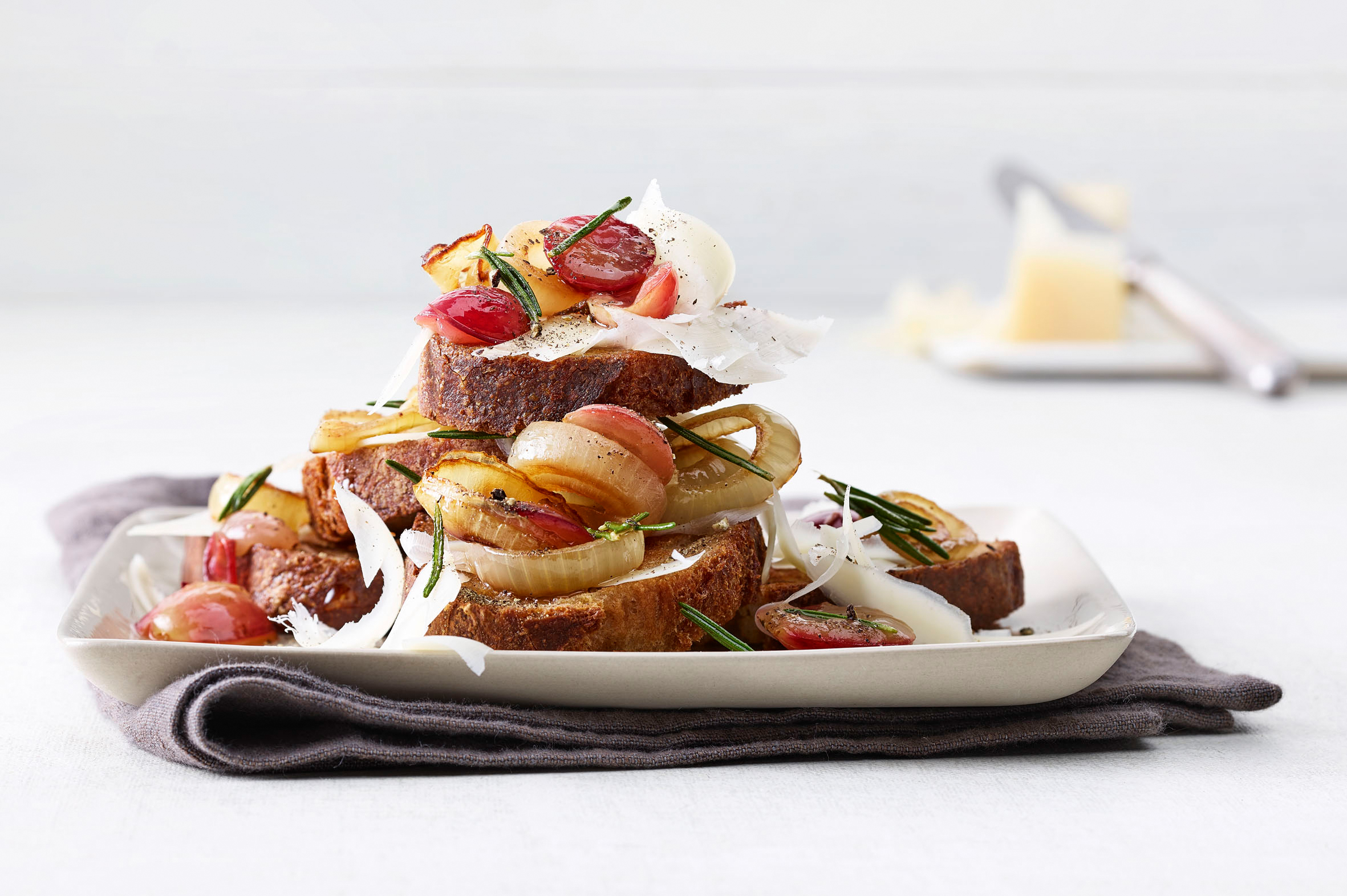 Bruschetta au Gruyère et au raisin