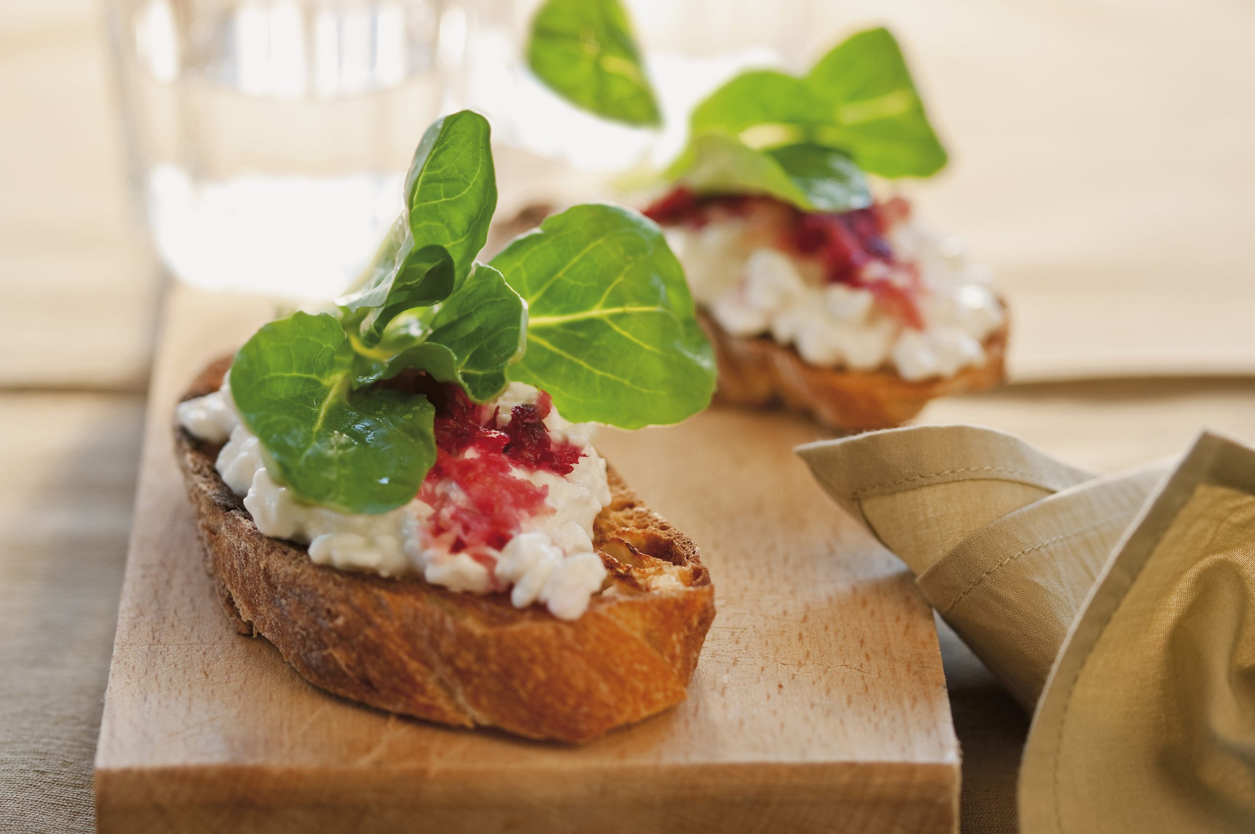 Crostini mit Hüttenkäse