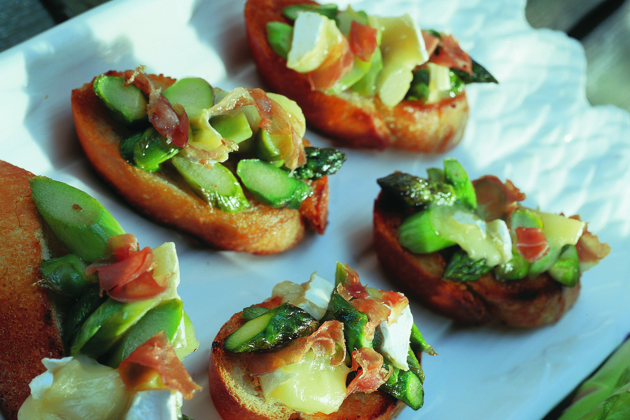 Crostini aux asperges, au camembert et au jambon