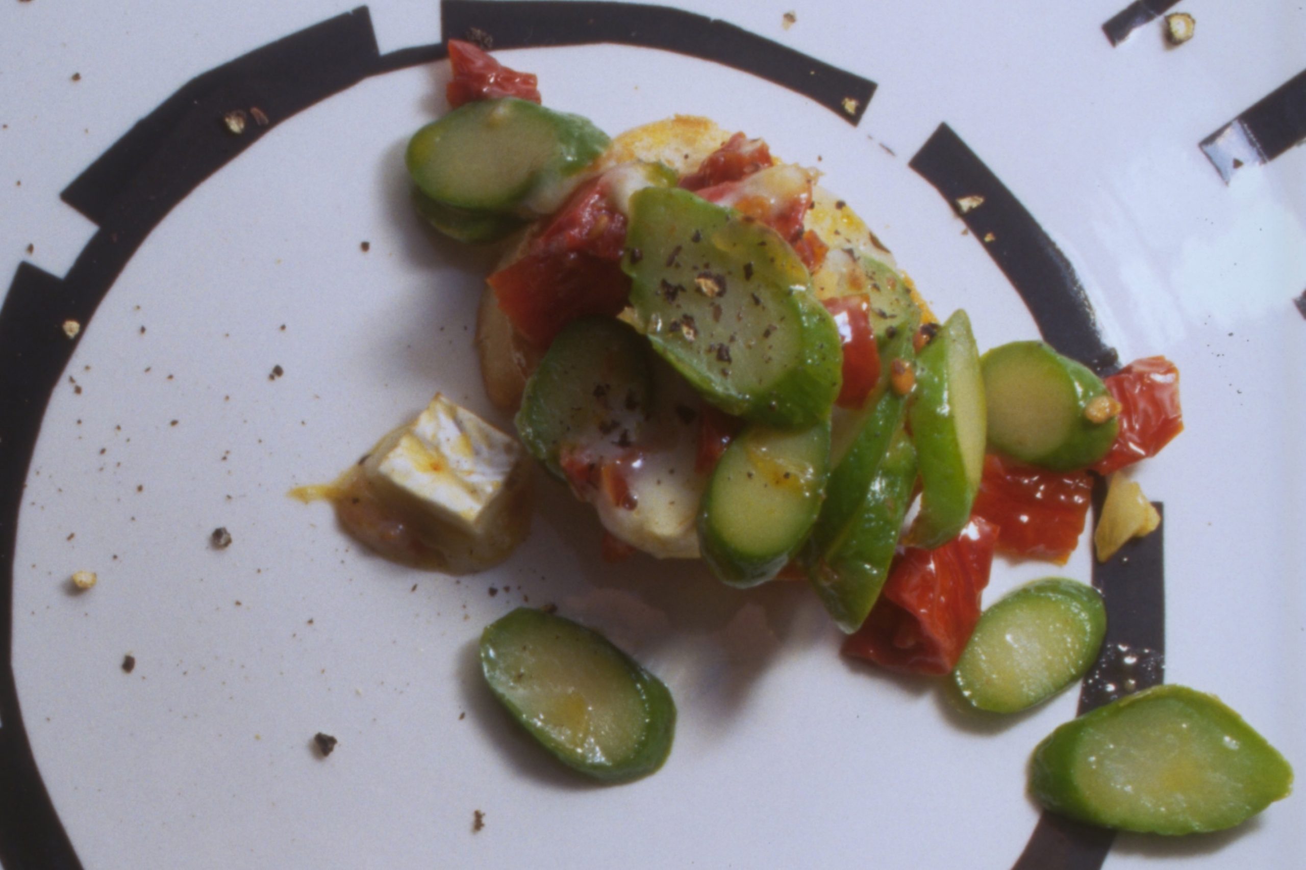 Crostini aux asperges, aux tomates séchées et au brie