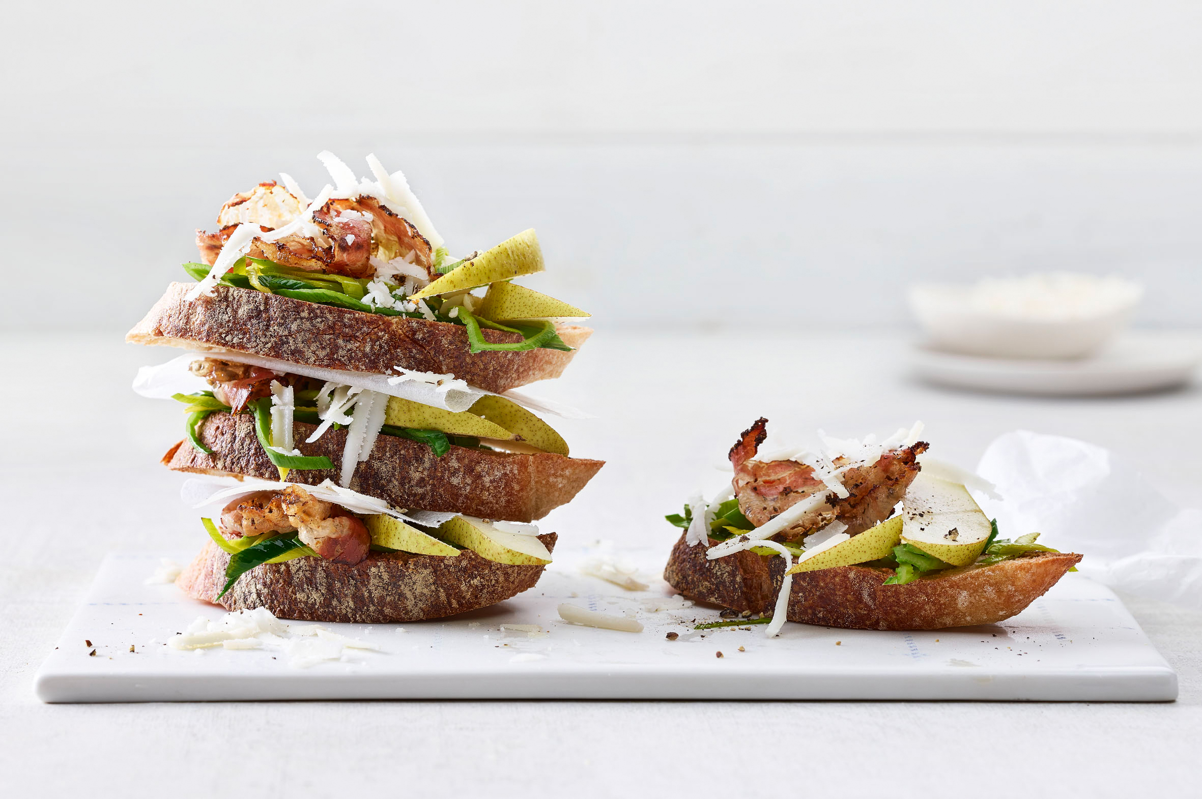 Crostini mit Speck, Birnen und Ziegenkäse