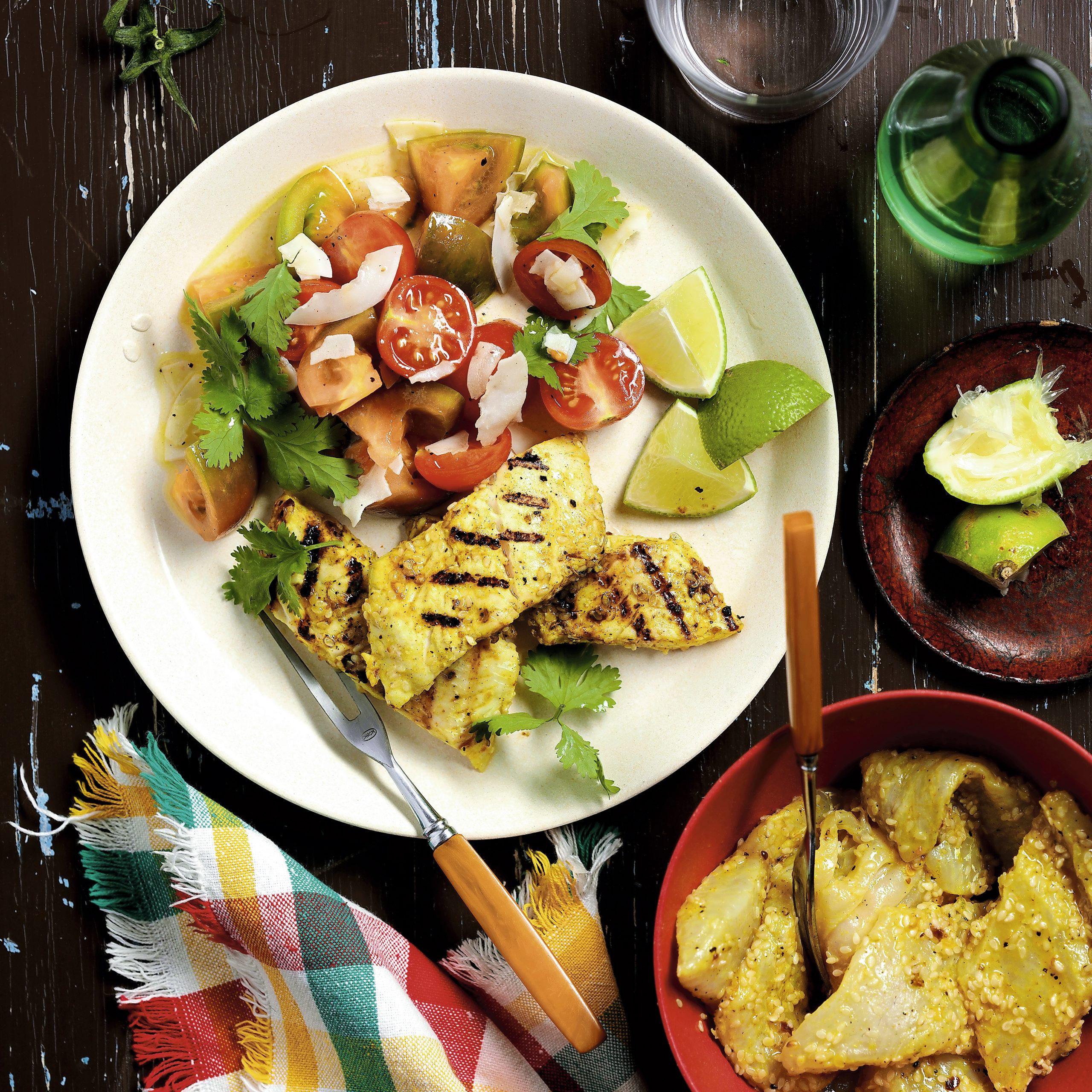 Curry-Zander vom Grill mit Tomaten-Kokos-Salat