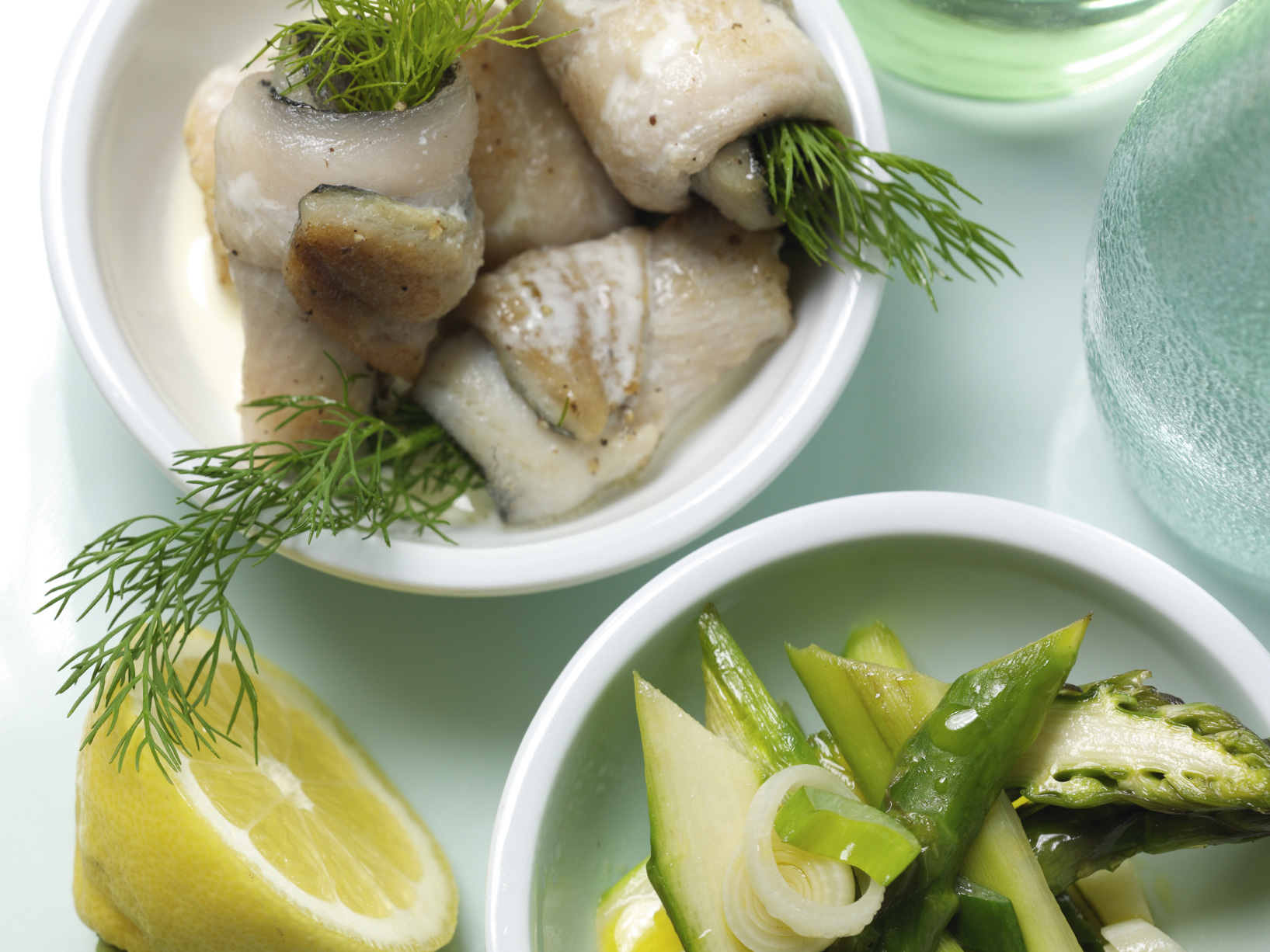 Rouleaux de poisson à l’aneth sur lit d’asperges