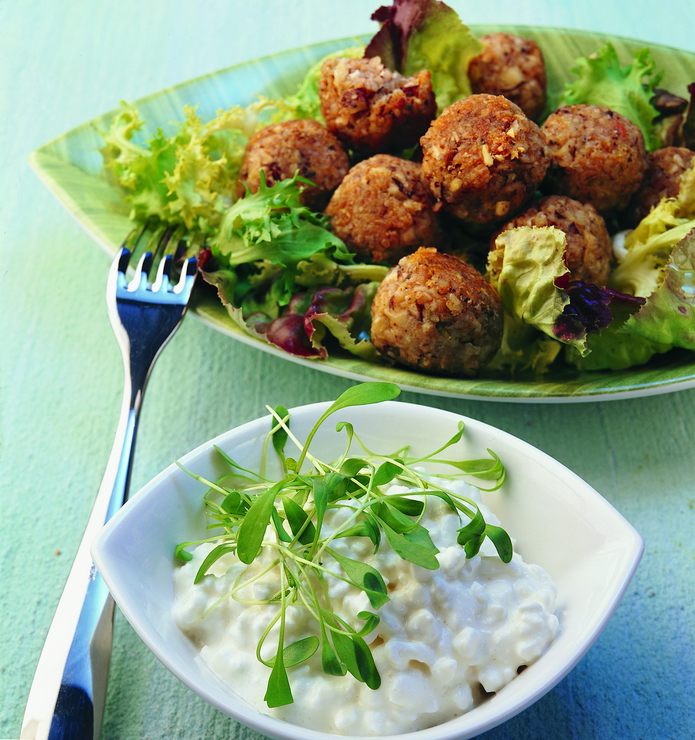 Dinkel-Nuss-Kugeln und Kresse-Hüttenkäse mit gemischtem Marktsalat