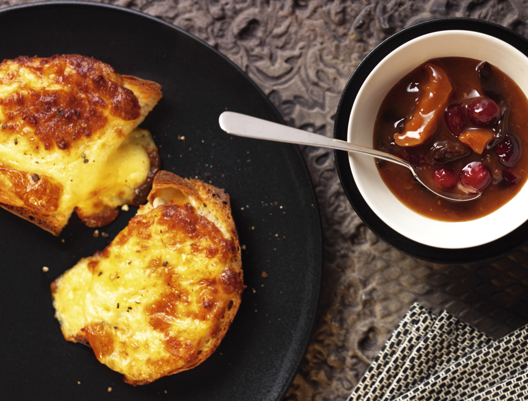 Sauce aux fruits séchés et croûtes au fromage