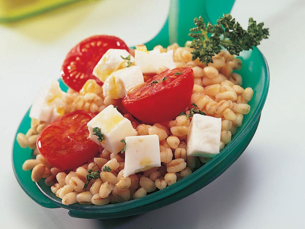 Salade de blé dur aux tomates caramélisées et au fromage frais (type féta)