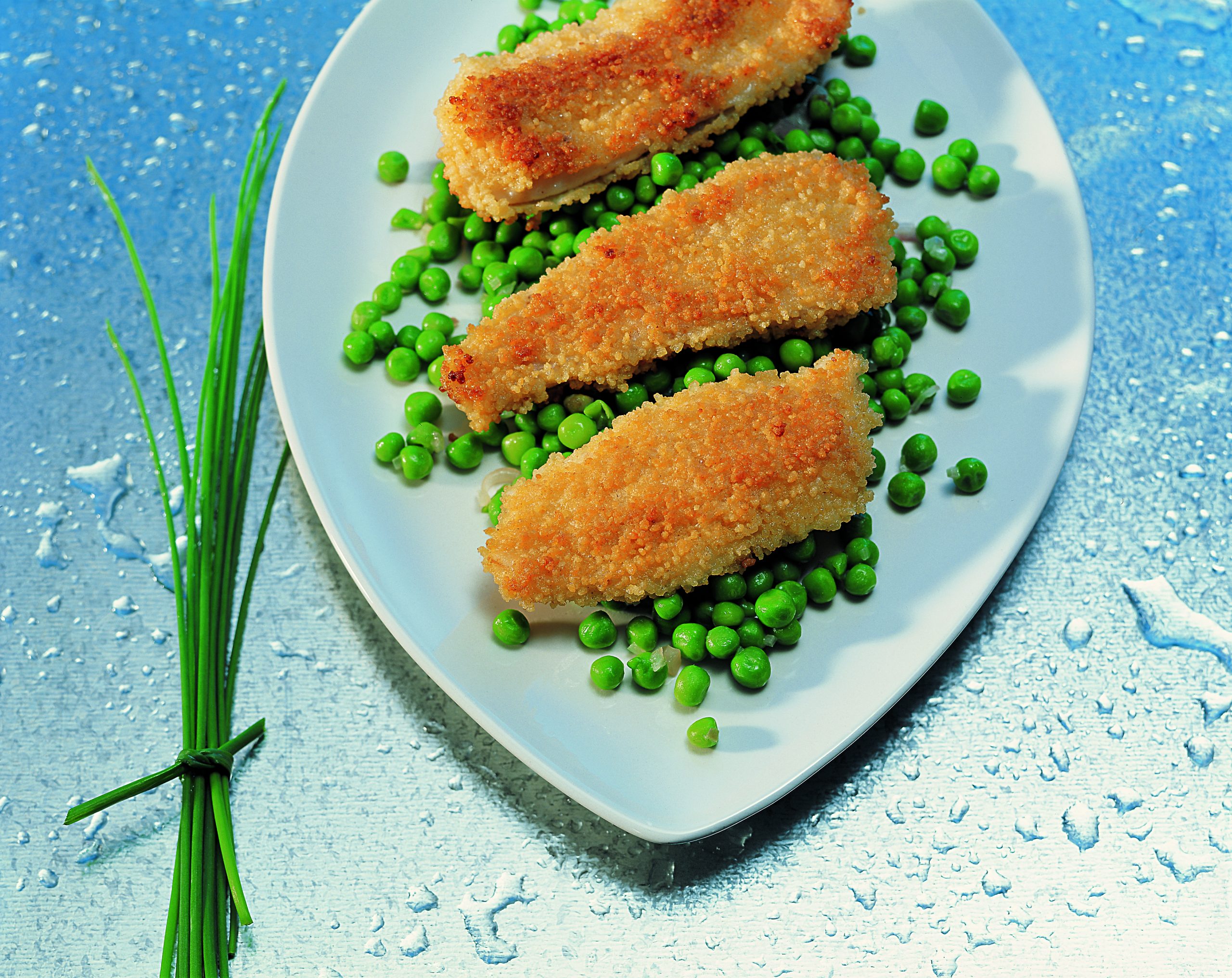 Filets de perche en croûte de couscous sur lit de petits pois