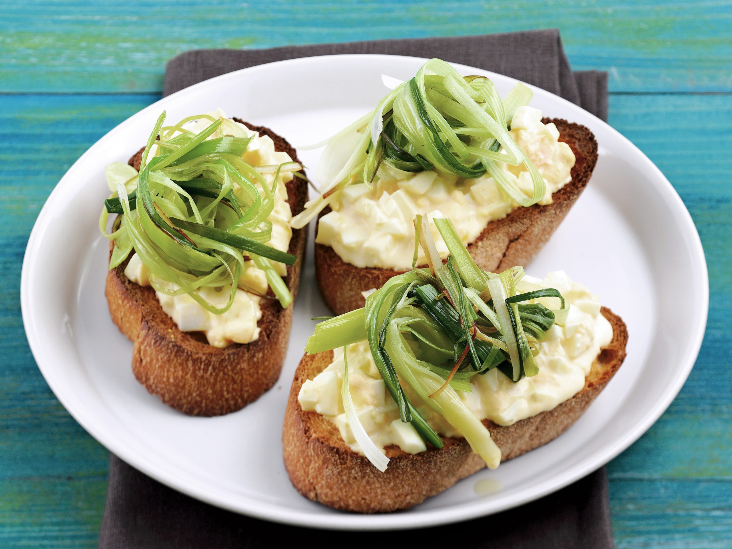 Toasts aux oeufs et aux poireaux
