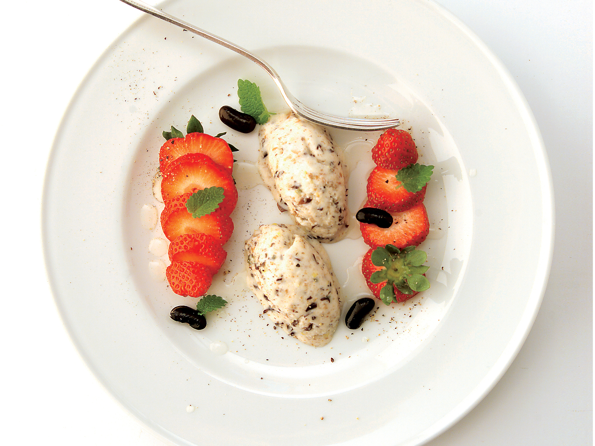 Eisgekühlte Bohnenmousse mit Erdbeeren