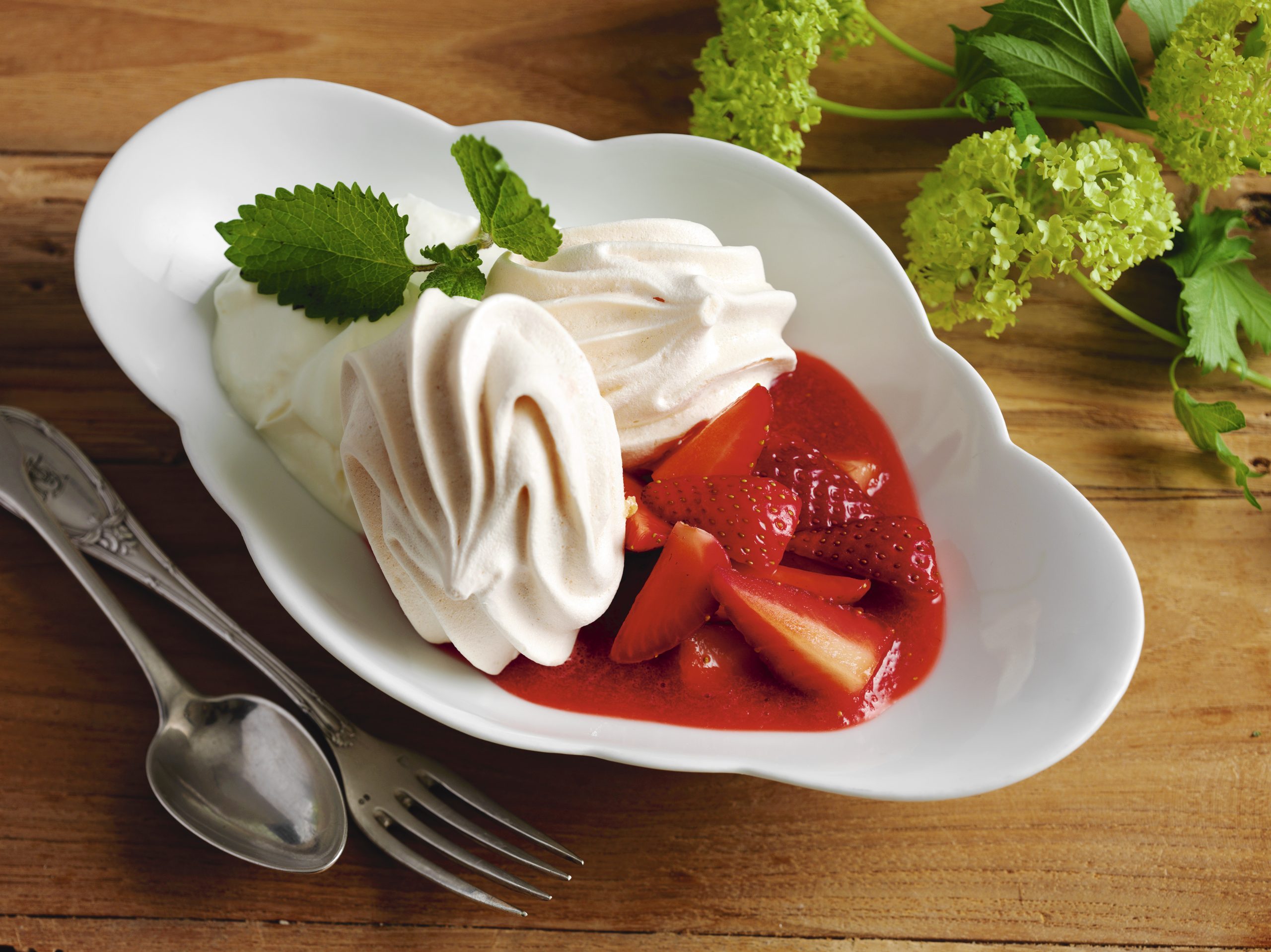 Emmentaler Meringues mit Erdbeersalat