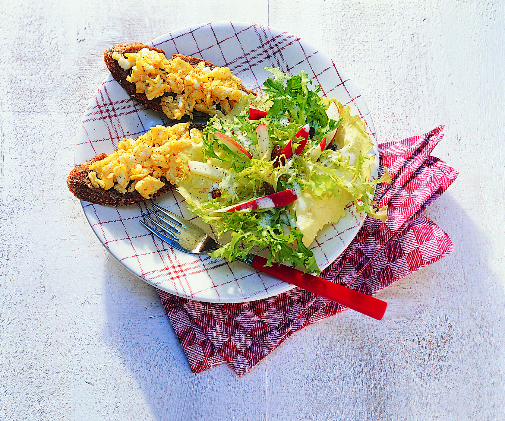 Endiviensalat mit Rührei-Crostini
