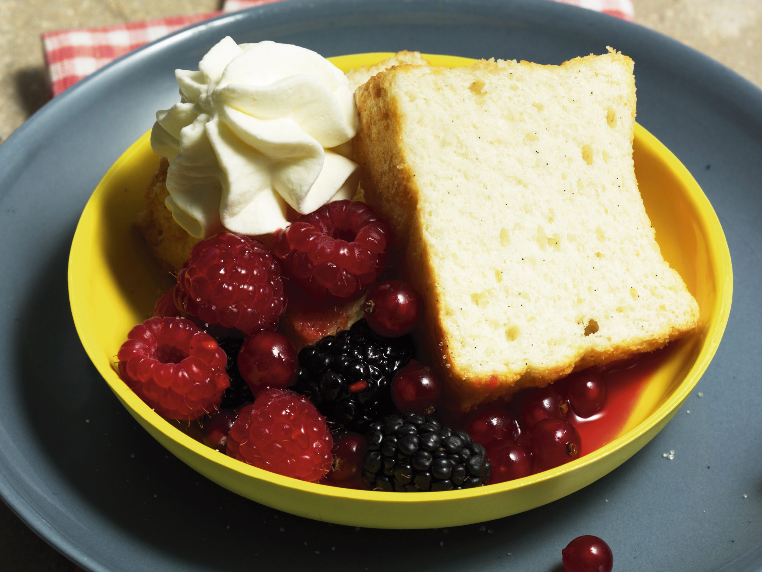 Engelskuchen mit Beeren