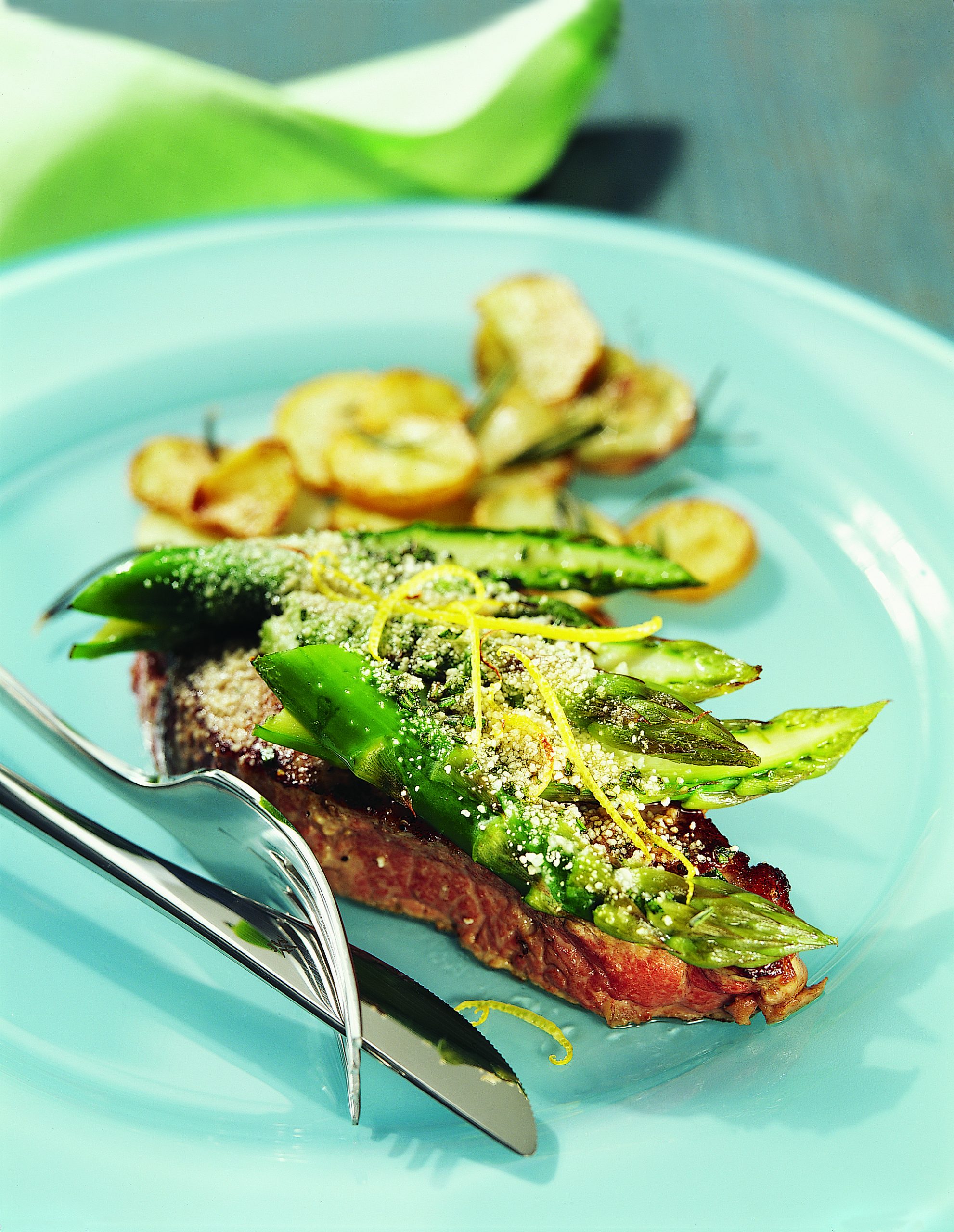 Entrecôte gratinée aux asperges