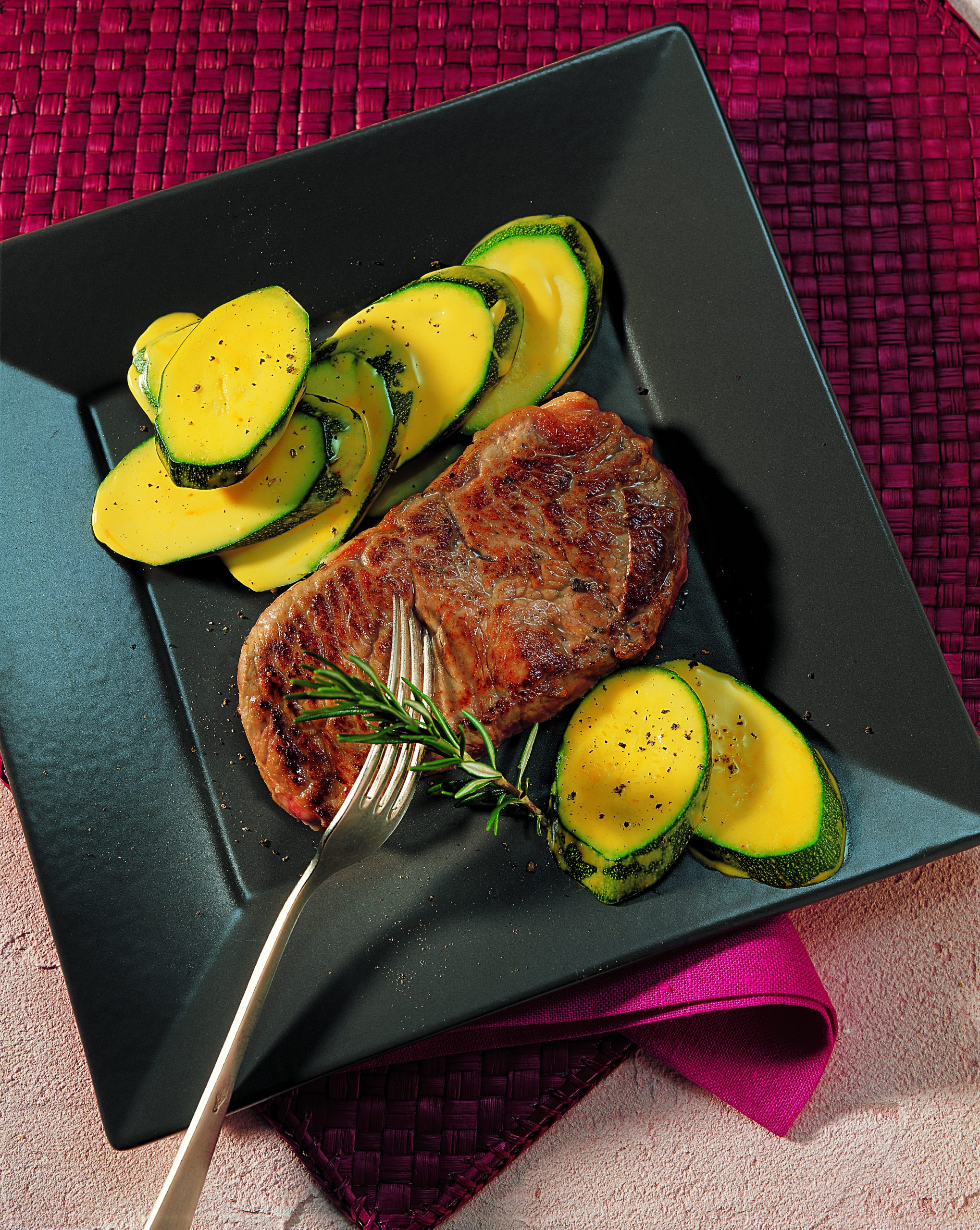 Entrecôtes auf Safran-Zucchini