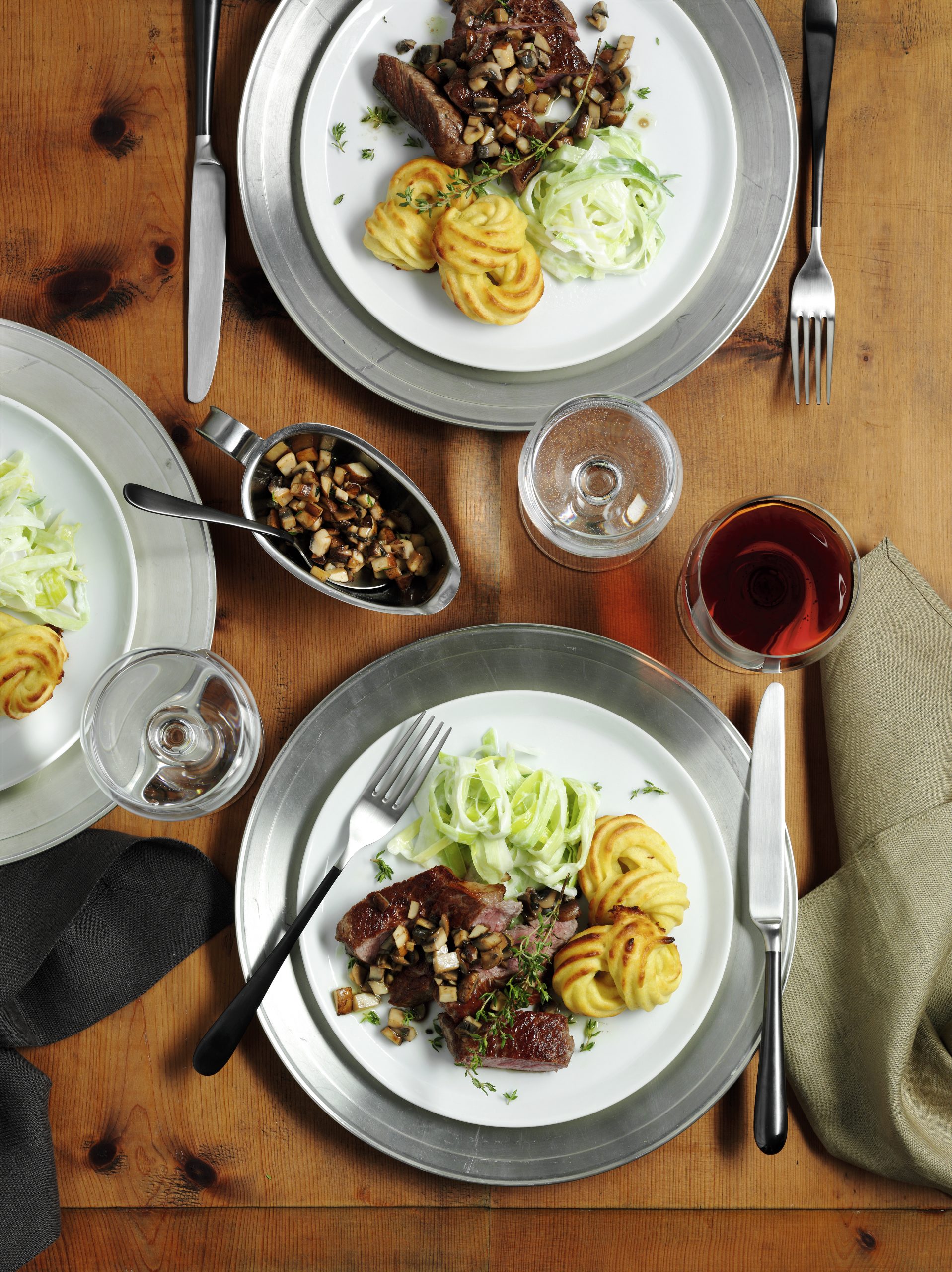 Entrecôtes mit Lauchgemüse an Doppelrahm