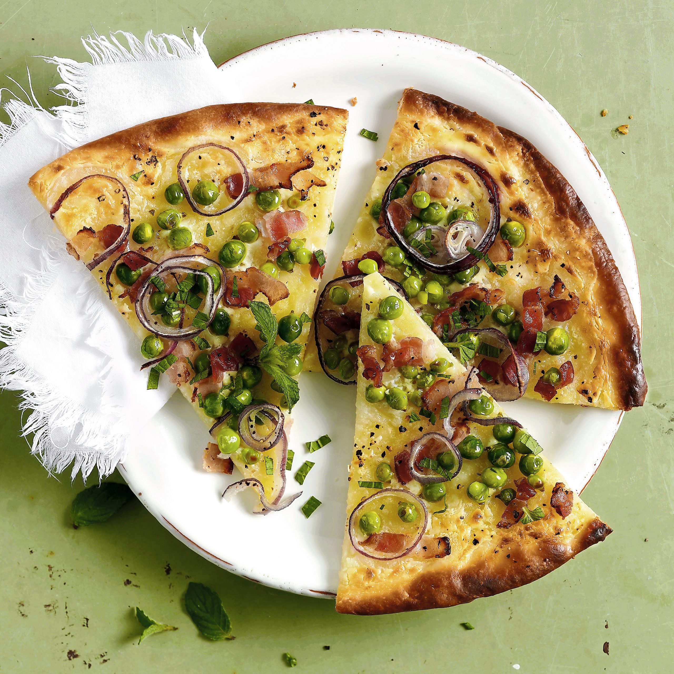 Flammekueche (tarte flambée) aux petits pois et aux lardons