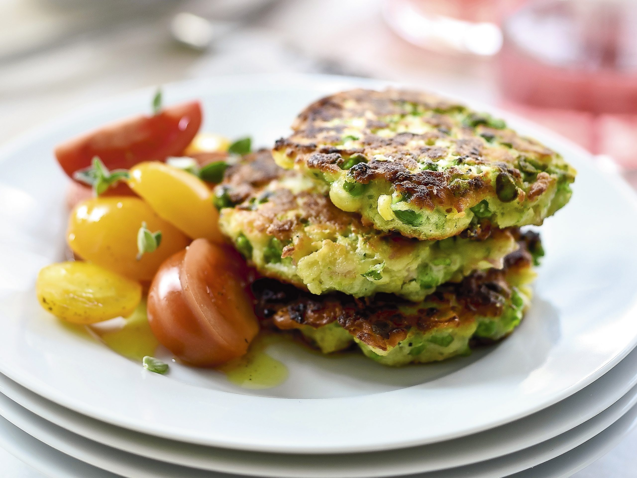 Galettes aux pois et salade de tomates colorée