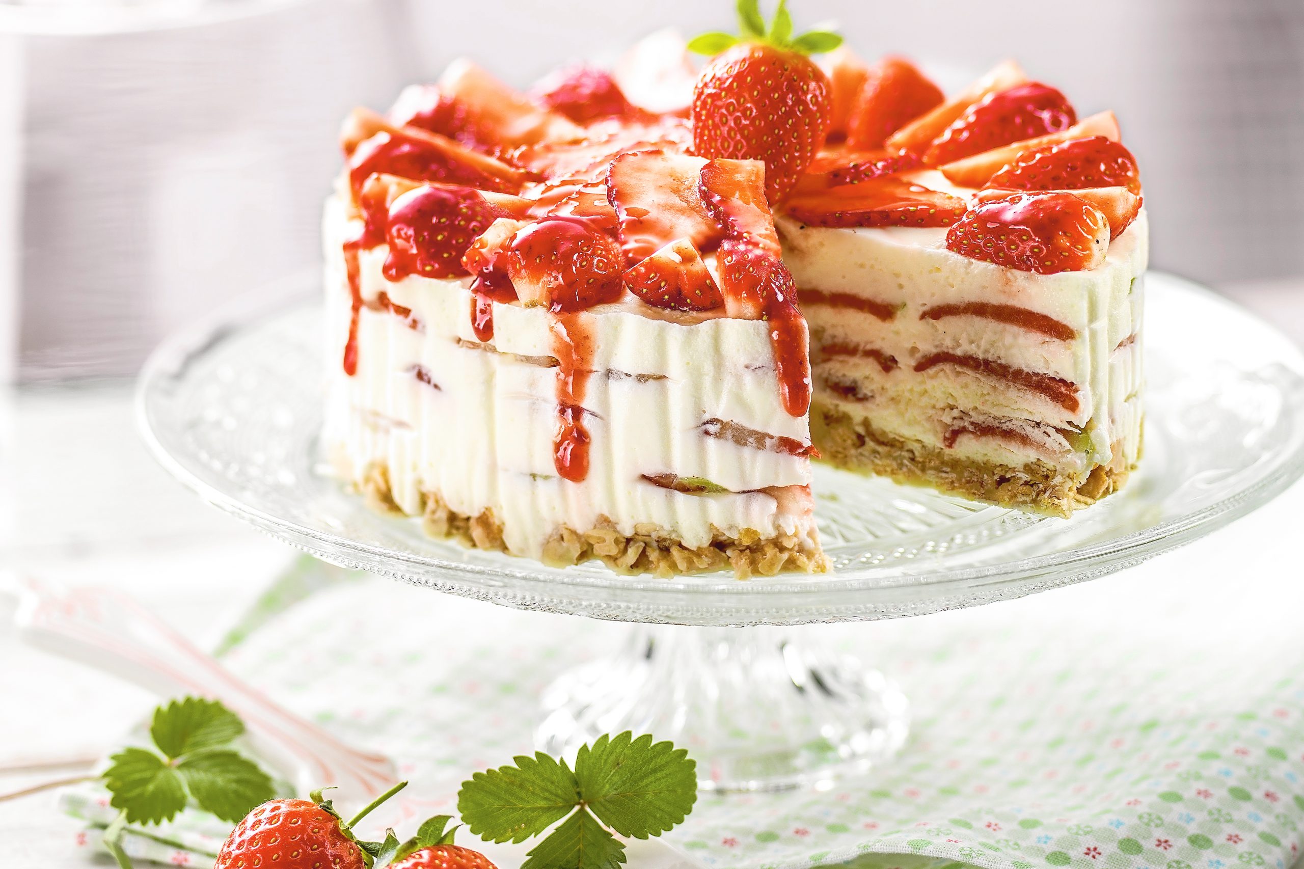 Geschichtete Erdbeer-Quarktorte (ohne backen)