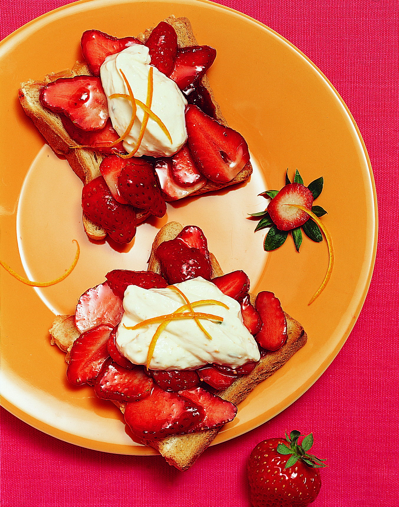 Toasts aux fraises séré au poivre vert