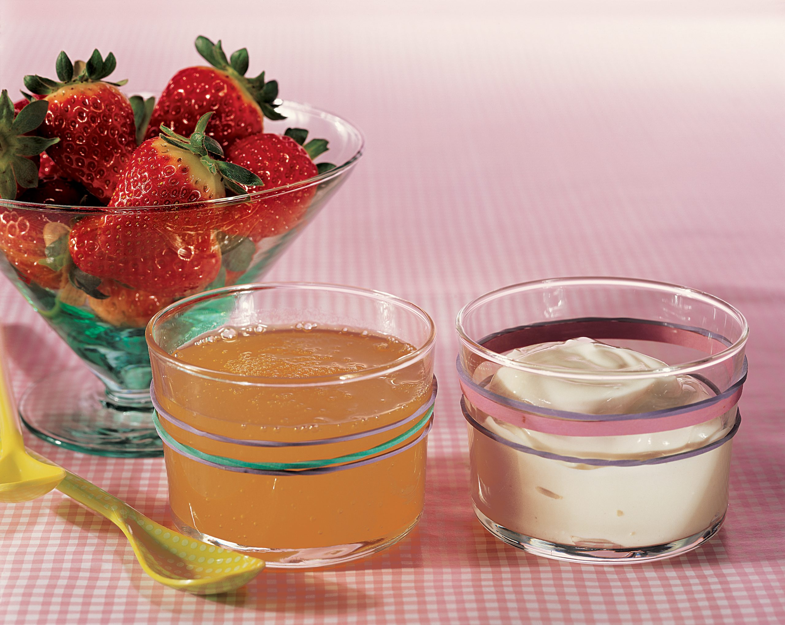 Erdbeeren mit Fruchtsirup und Sauermilch