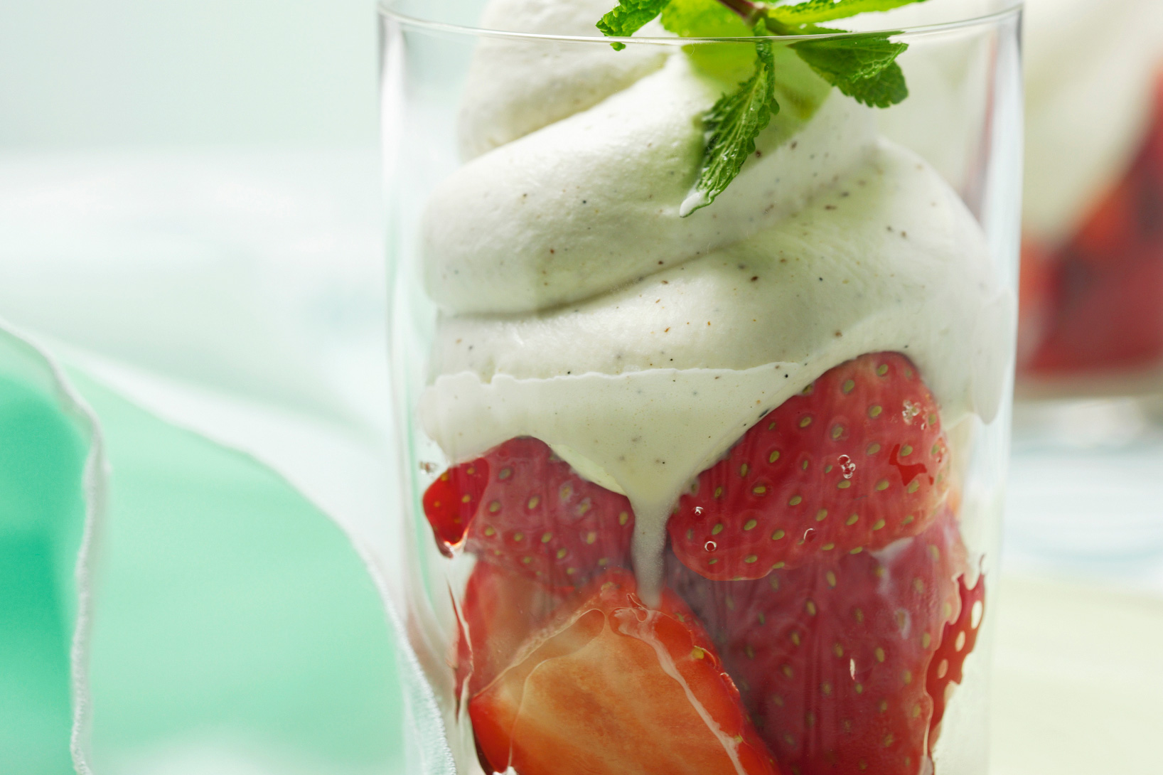 Erdbeeren mit Vanille-Orangen-Schaum