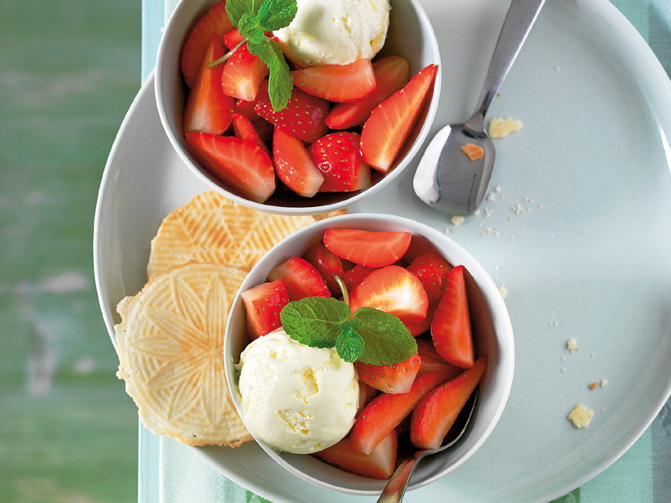 Fraises, glace à la vanille et bricelets au poivre