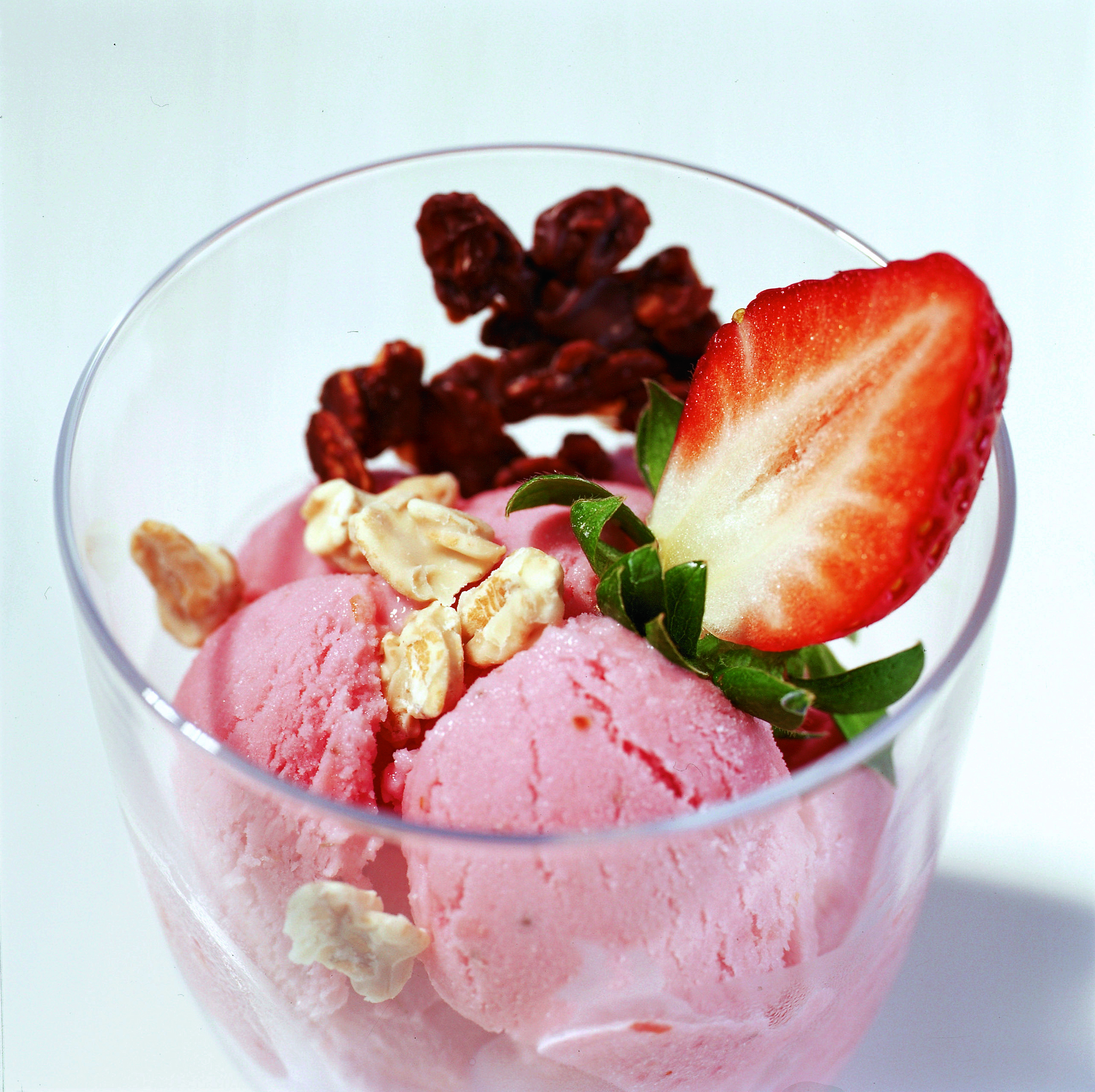 Glace à la fraise et flocons d'avoine au chocolat