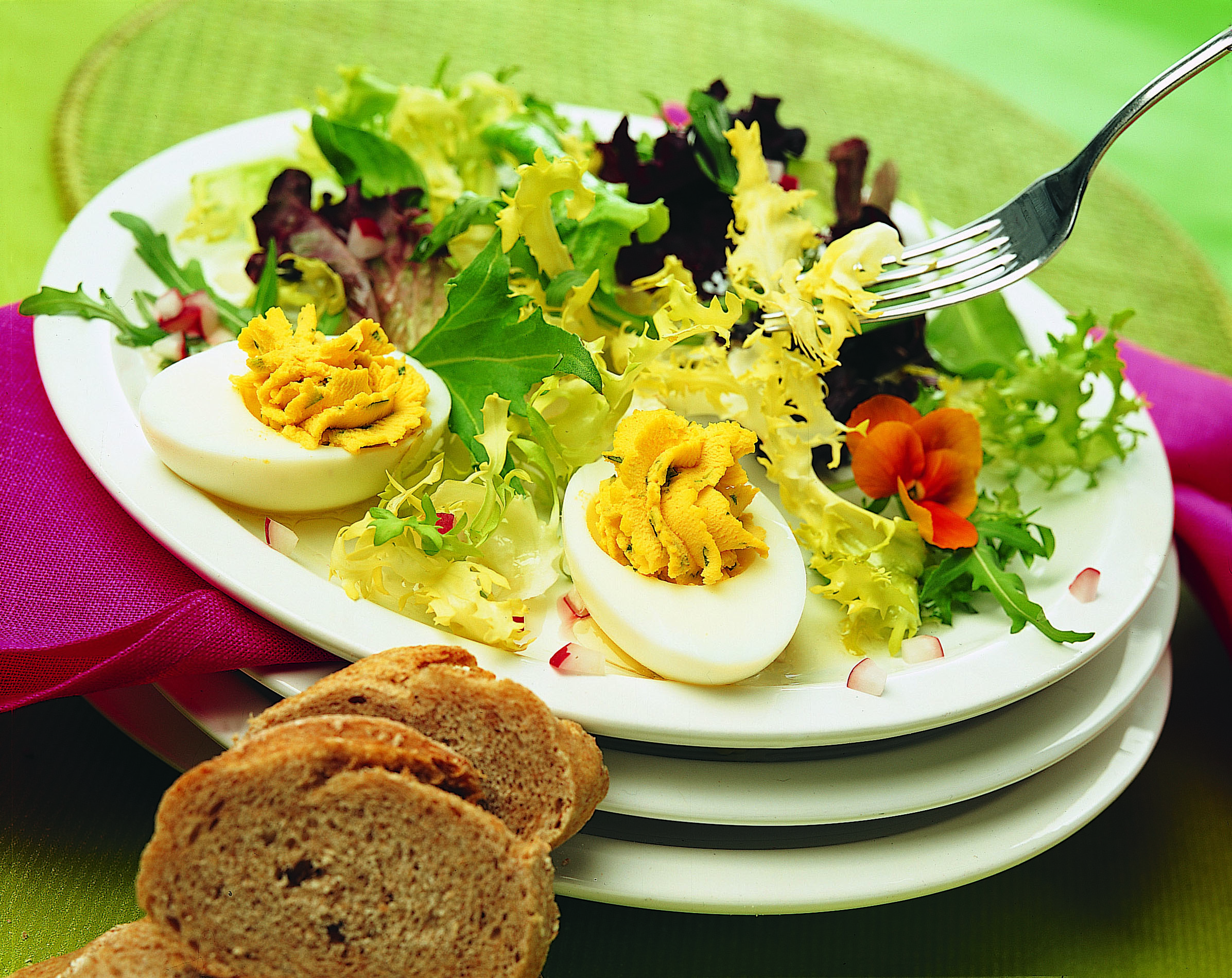 Estragon-Eier auf Schnittsalat mit Radieschenvinaigrette