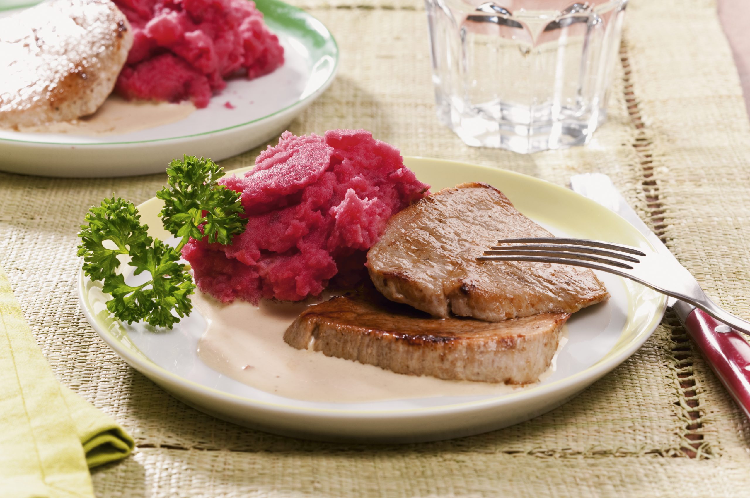 Farbiger Kartoffelstock mit Rahmschnitzel