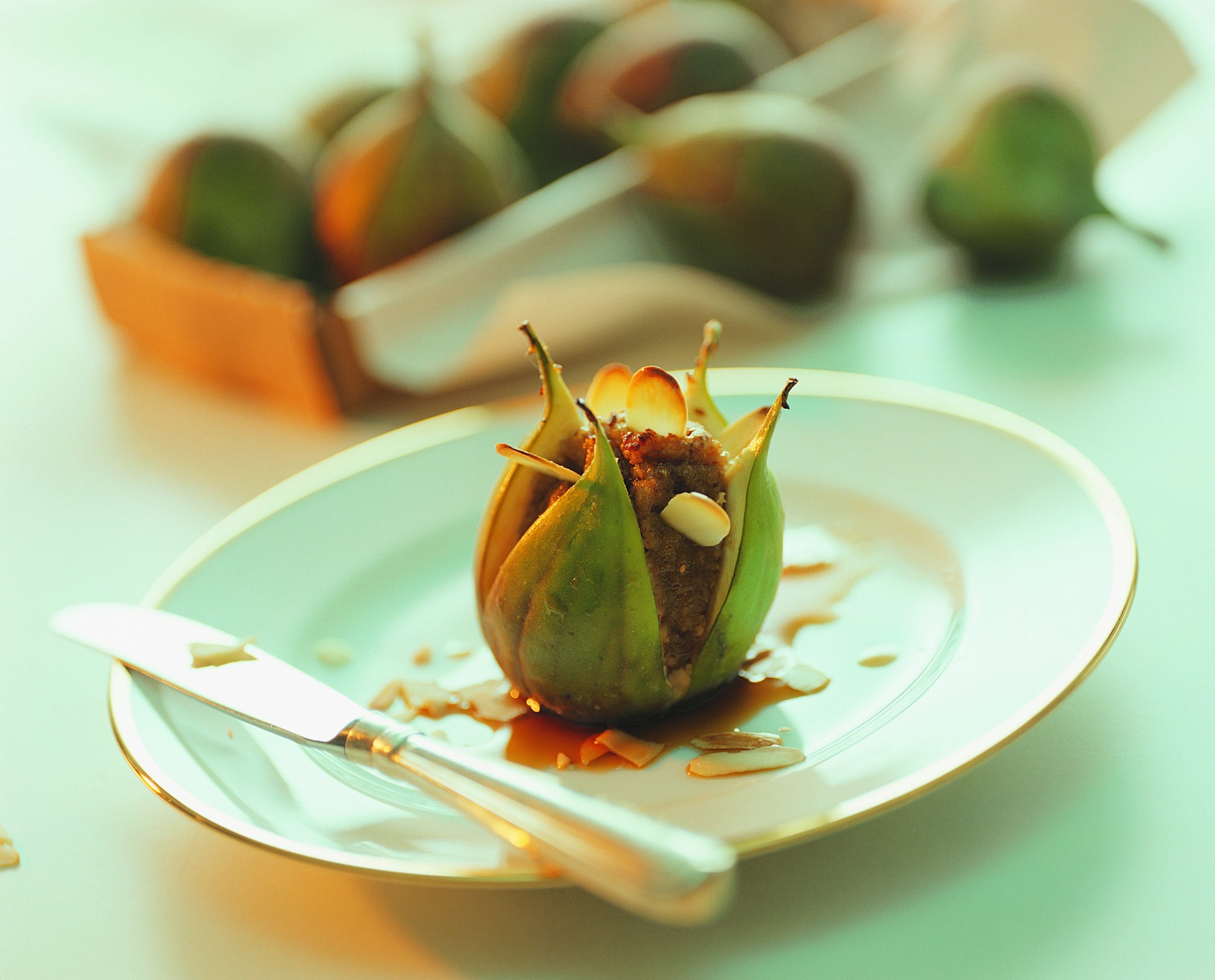 Figues farcies de sbrinz aux amandes