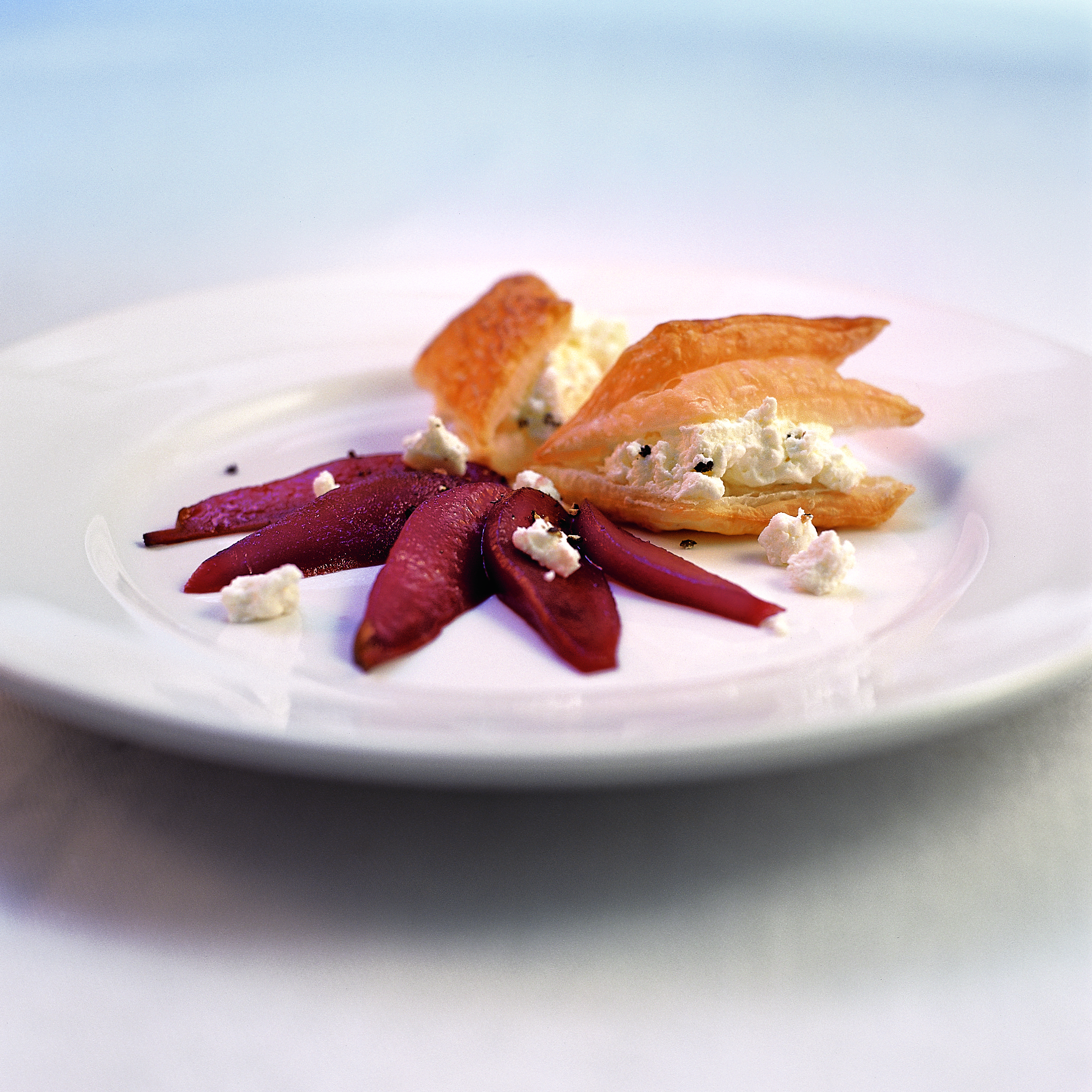 Feuilletés au chèvre frais et poires au vin rouge