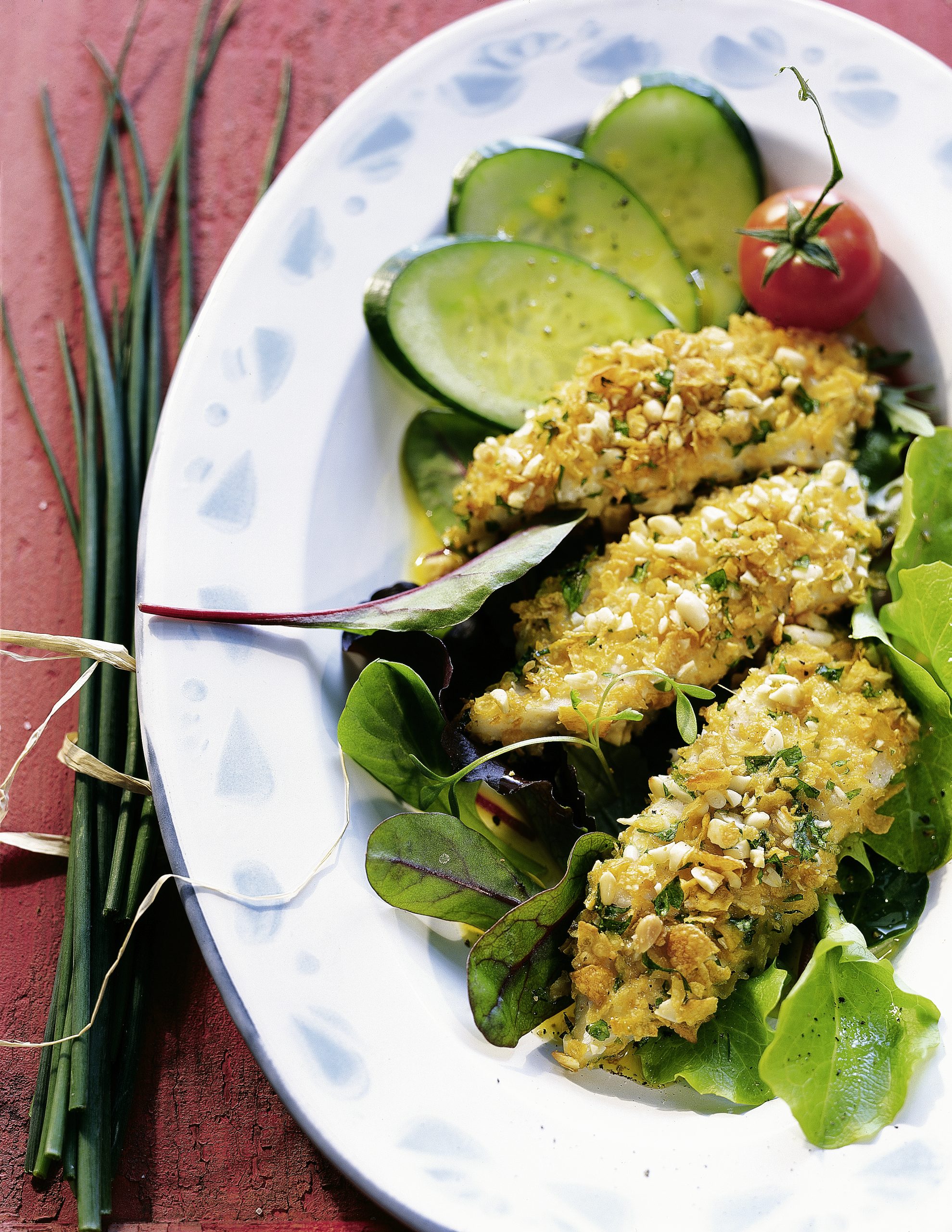 Fisch-Sticks auf buntem Sommersalat