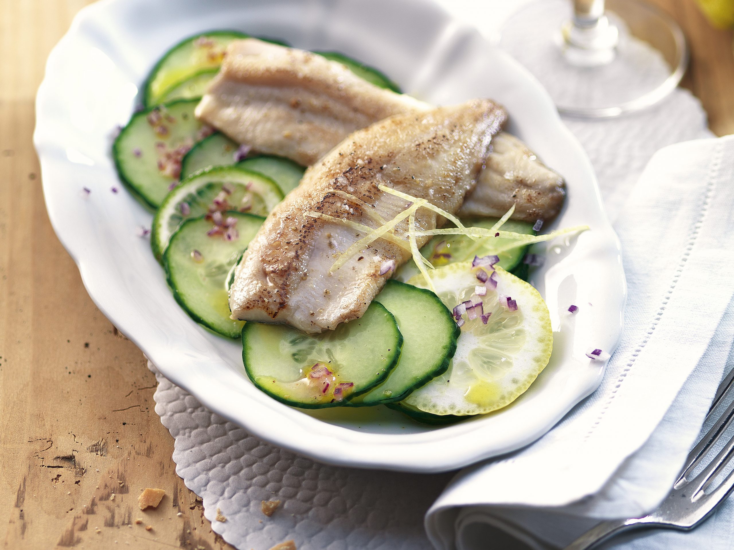 Fischfilets auf Gurkensalat