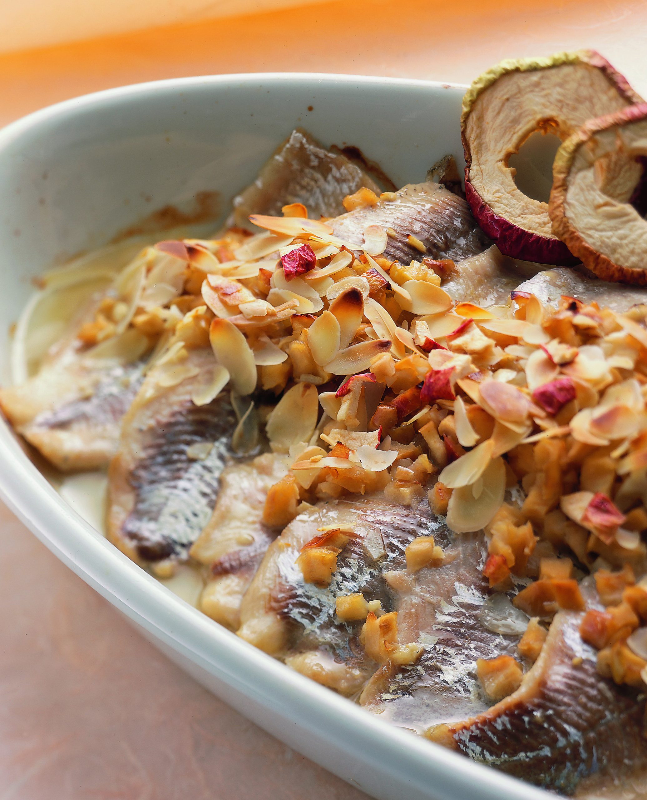 Fischfilets mit Dörrapfel-Nussrücken