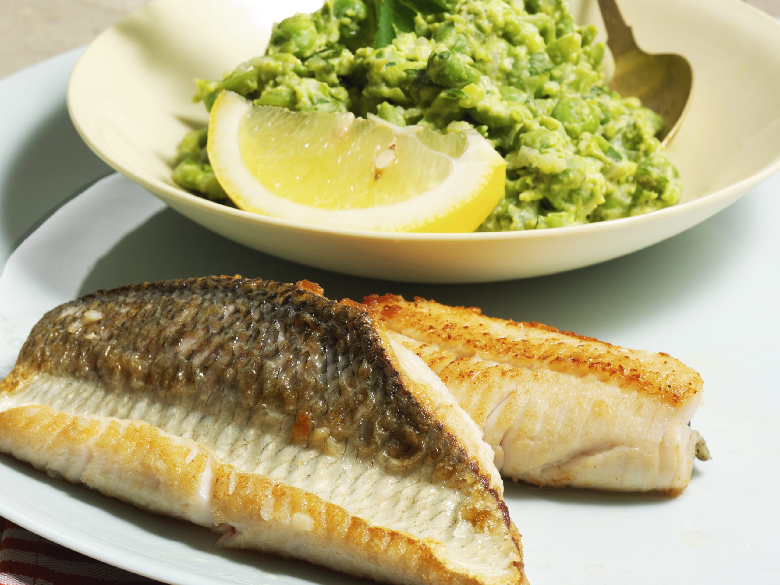 Filets de poisson et purée de petits pois