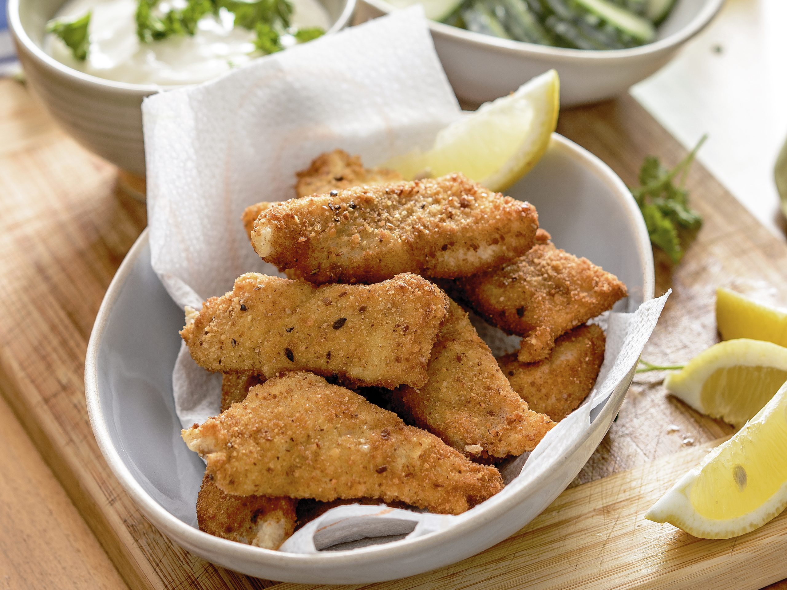 Fischnuggets mit Quarkdip und Gurkensalat