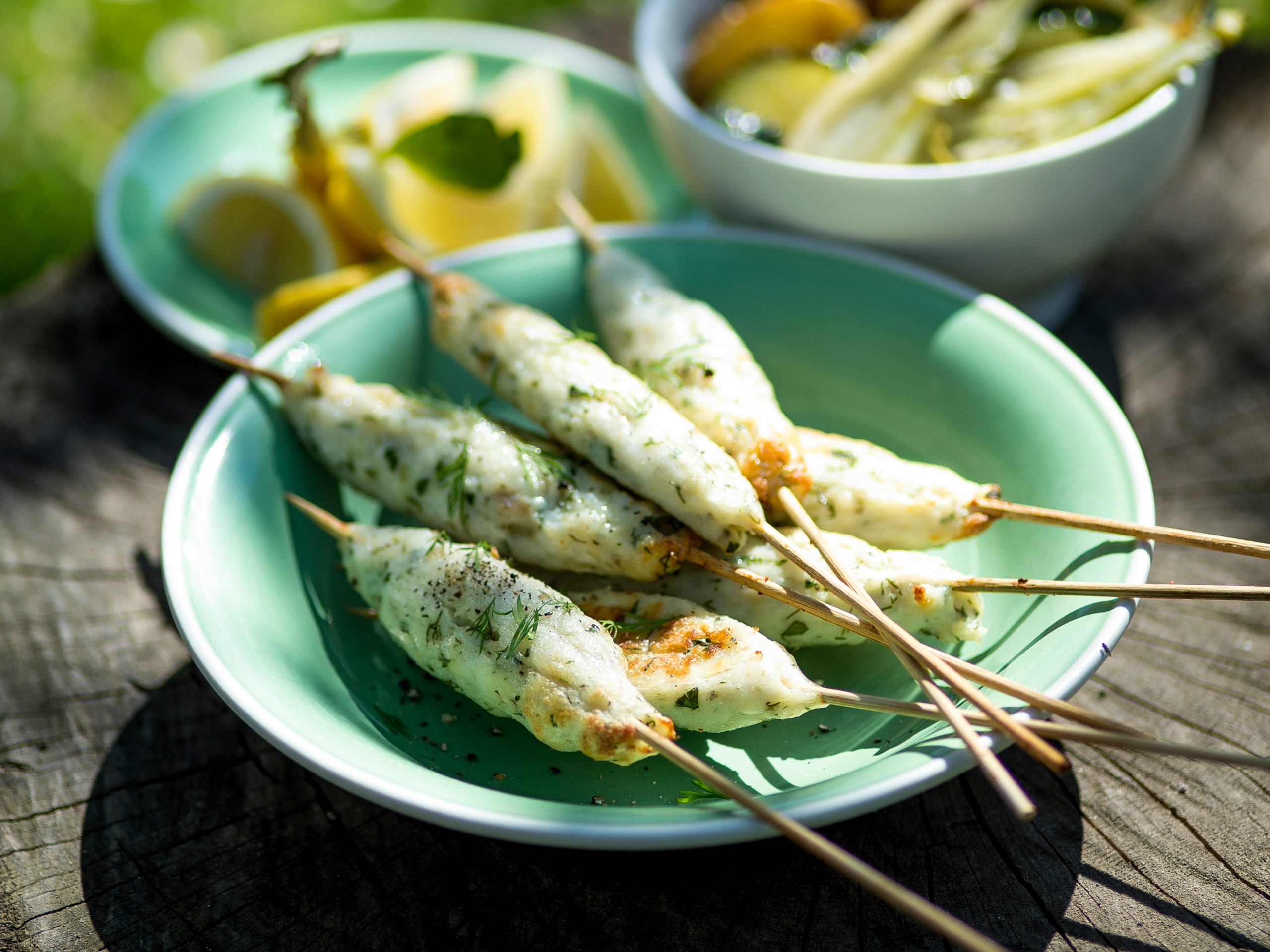 Brochettes de poisson et légumes au four