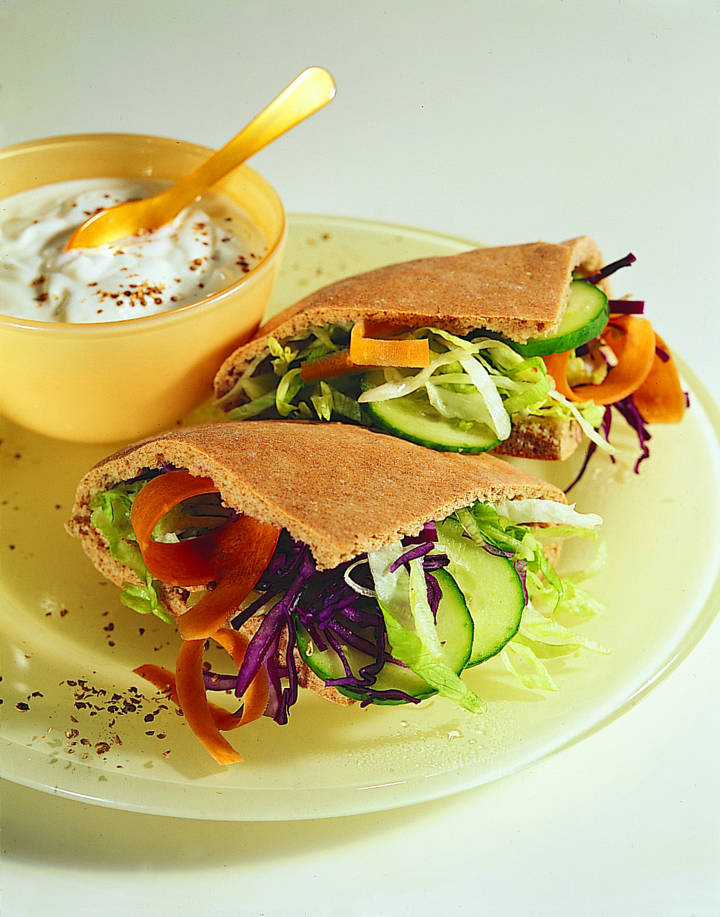 Pain pita aux légumes, yogourt à la coriandre