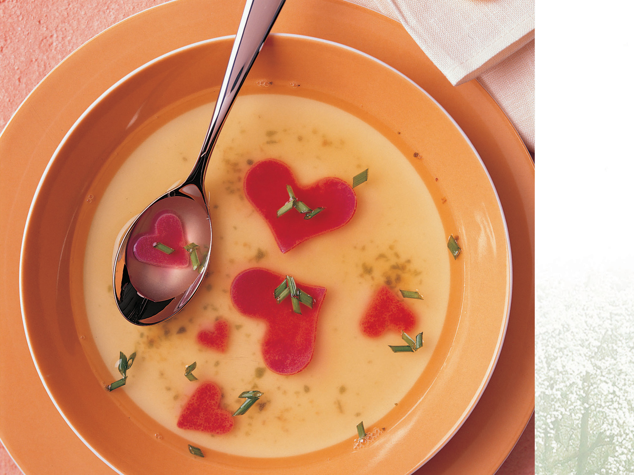 Potage célestine aux coeurs rouges