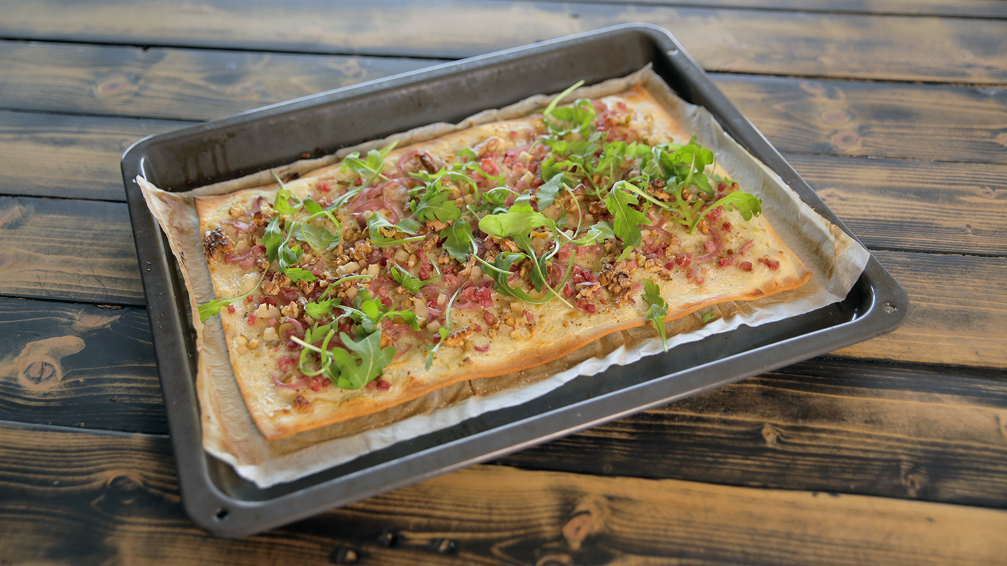 Flammkuchen mit Birne und Nüssen