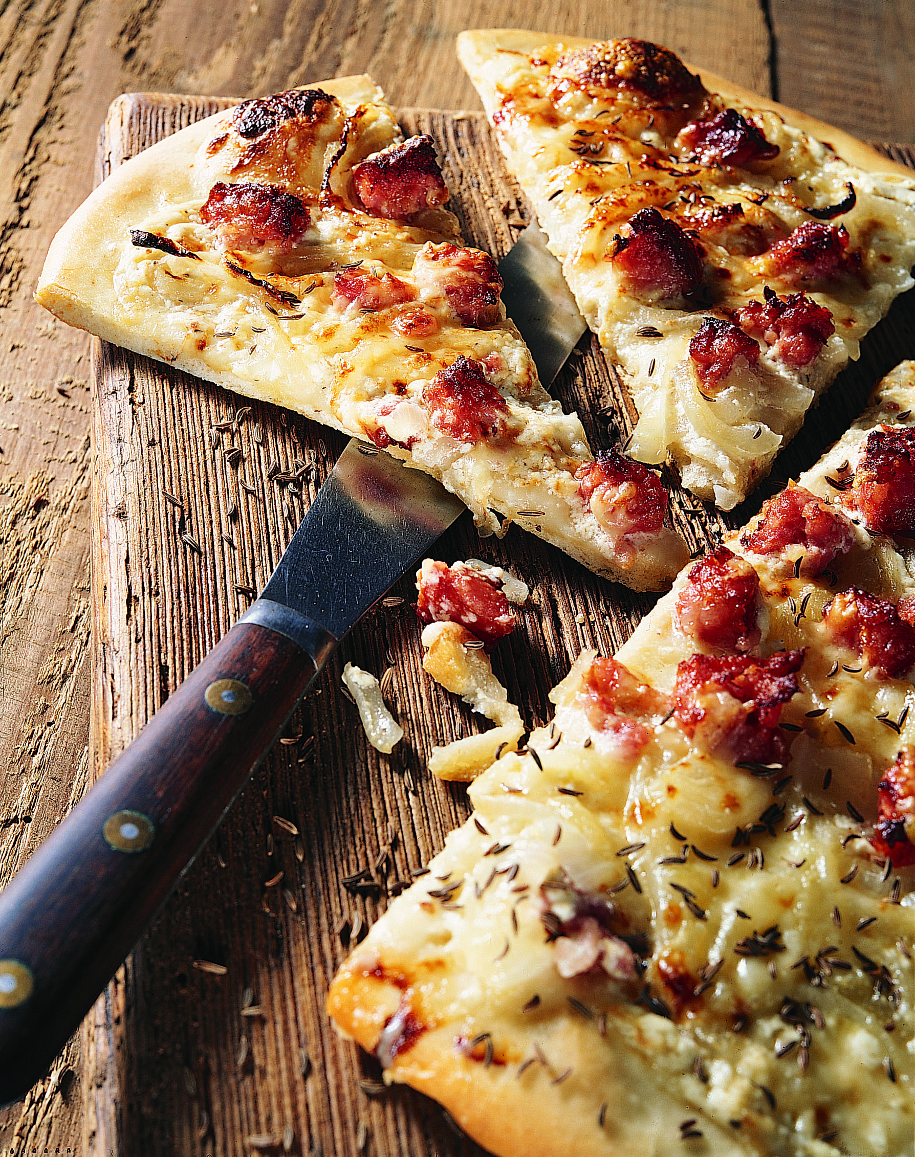 Flammkuchen mit Saucisson