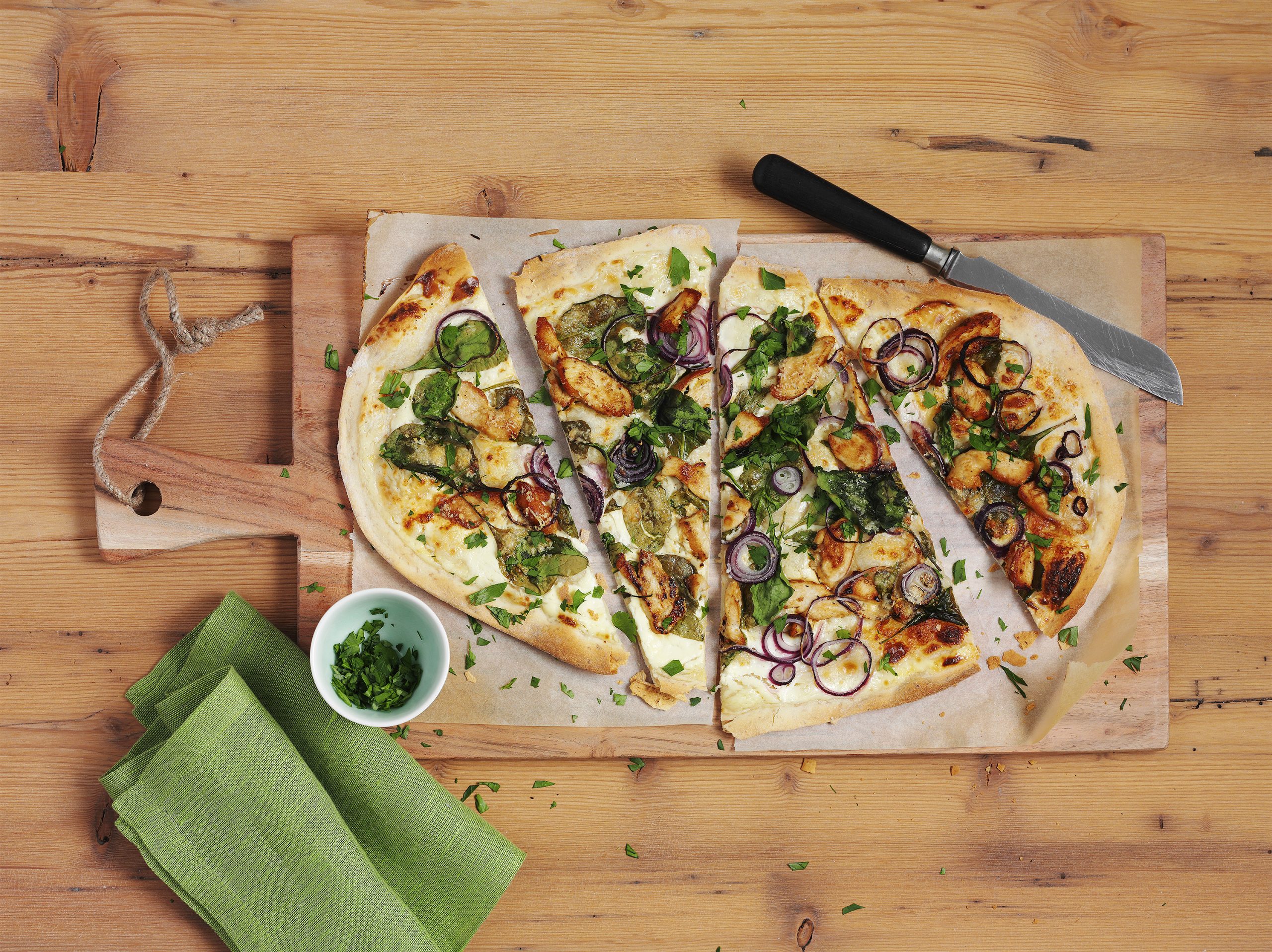 Flammekueche (tarte flambée) au poulet et aux épinards