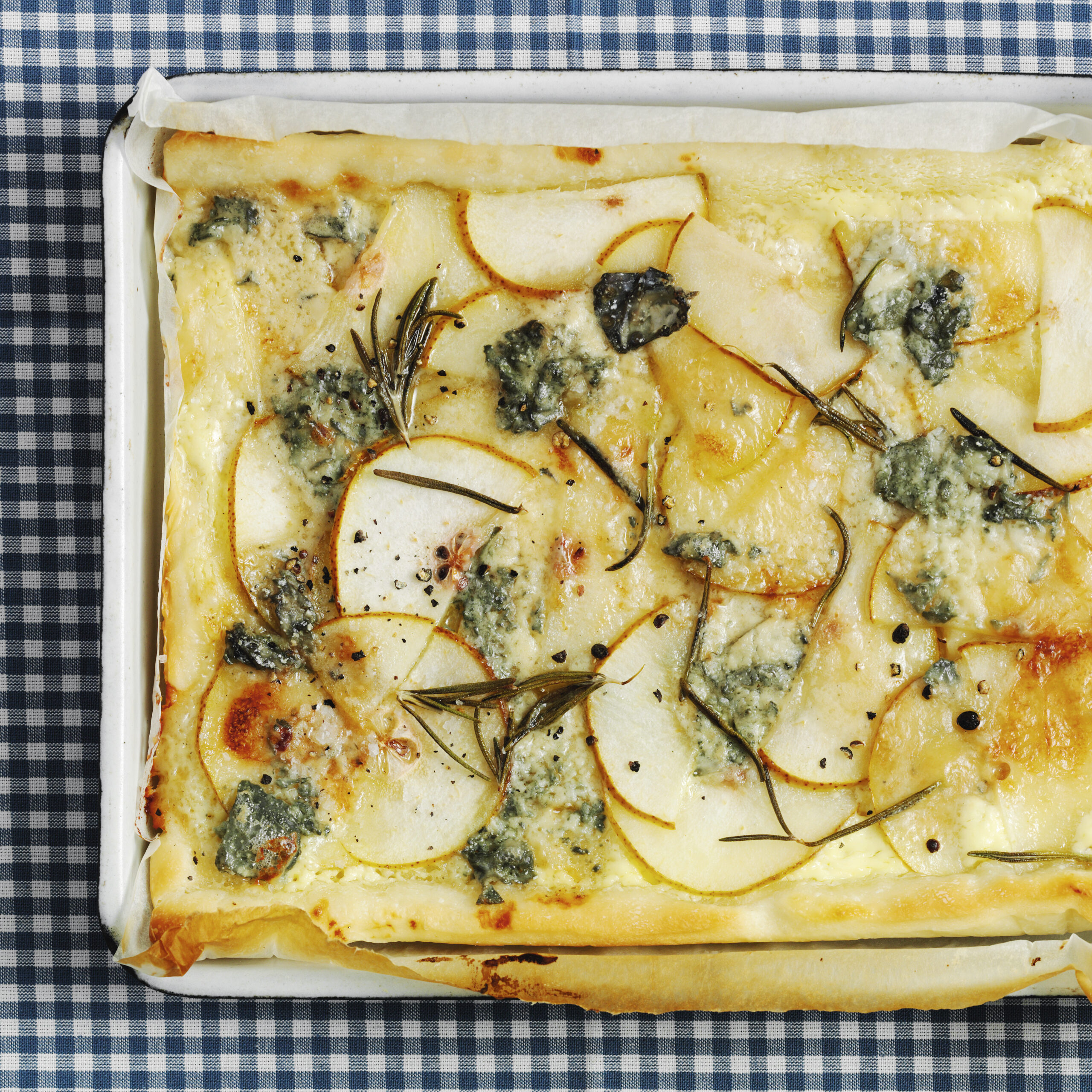 Flammkuchen vegetarisch mit Birnen
