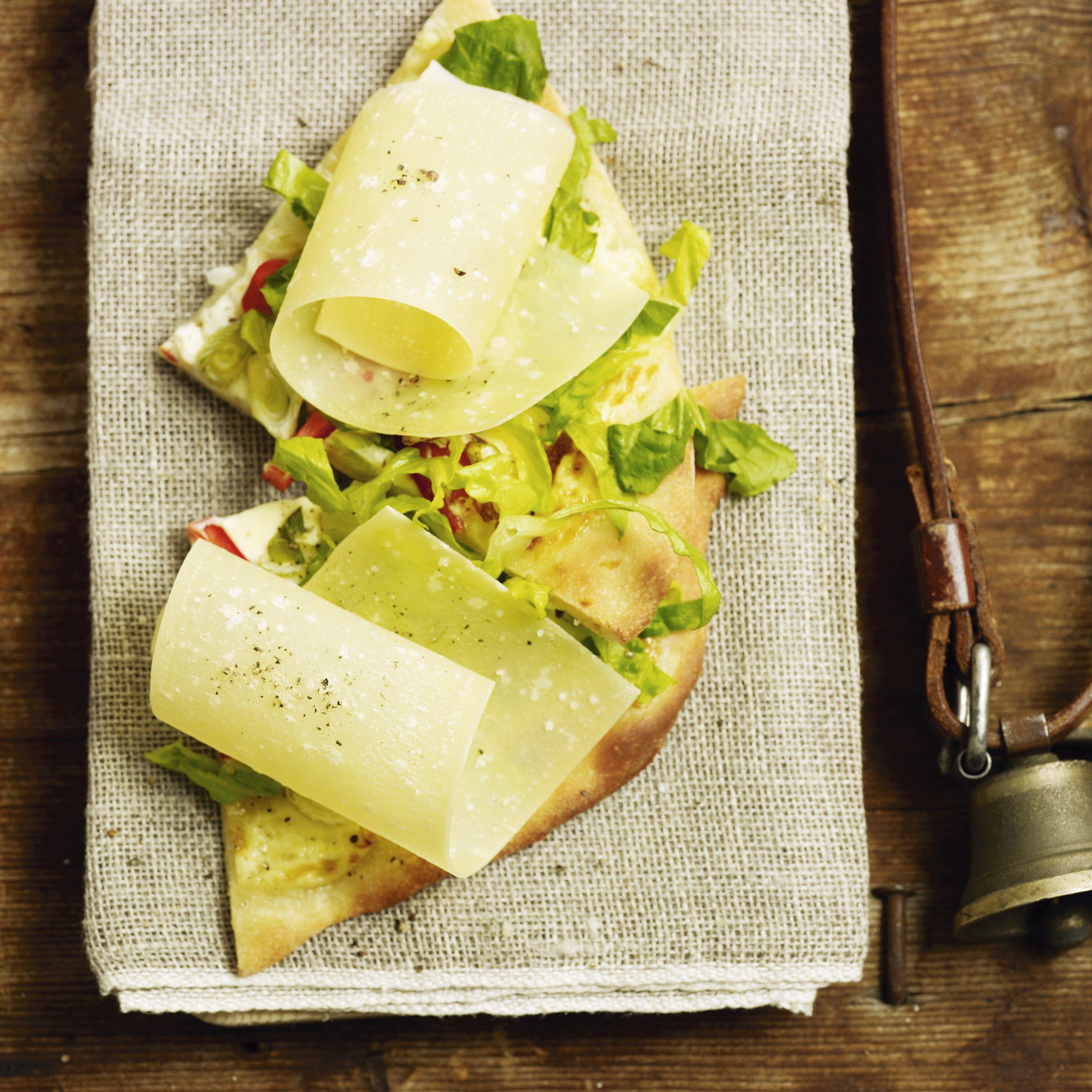 Flammekueche (tarte flambée) aux légumes et au fromage d'alpage
